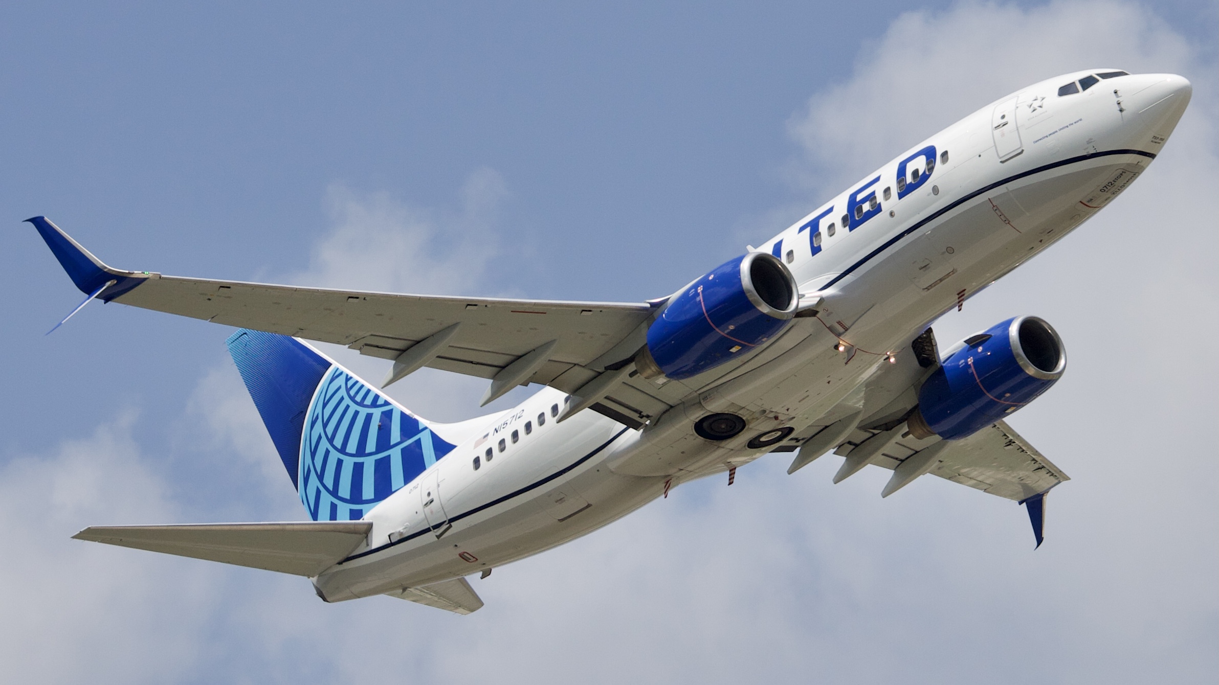 Full size: United Airlines Boeing 737-700 N15712 at Houston-George Bush Intercontinental Airport