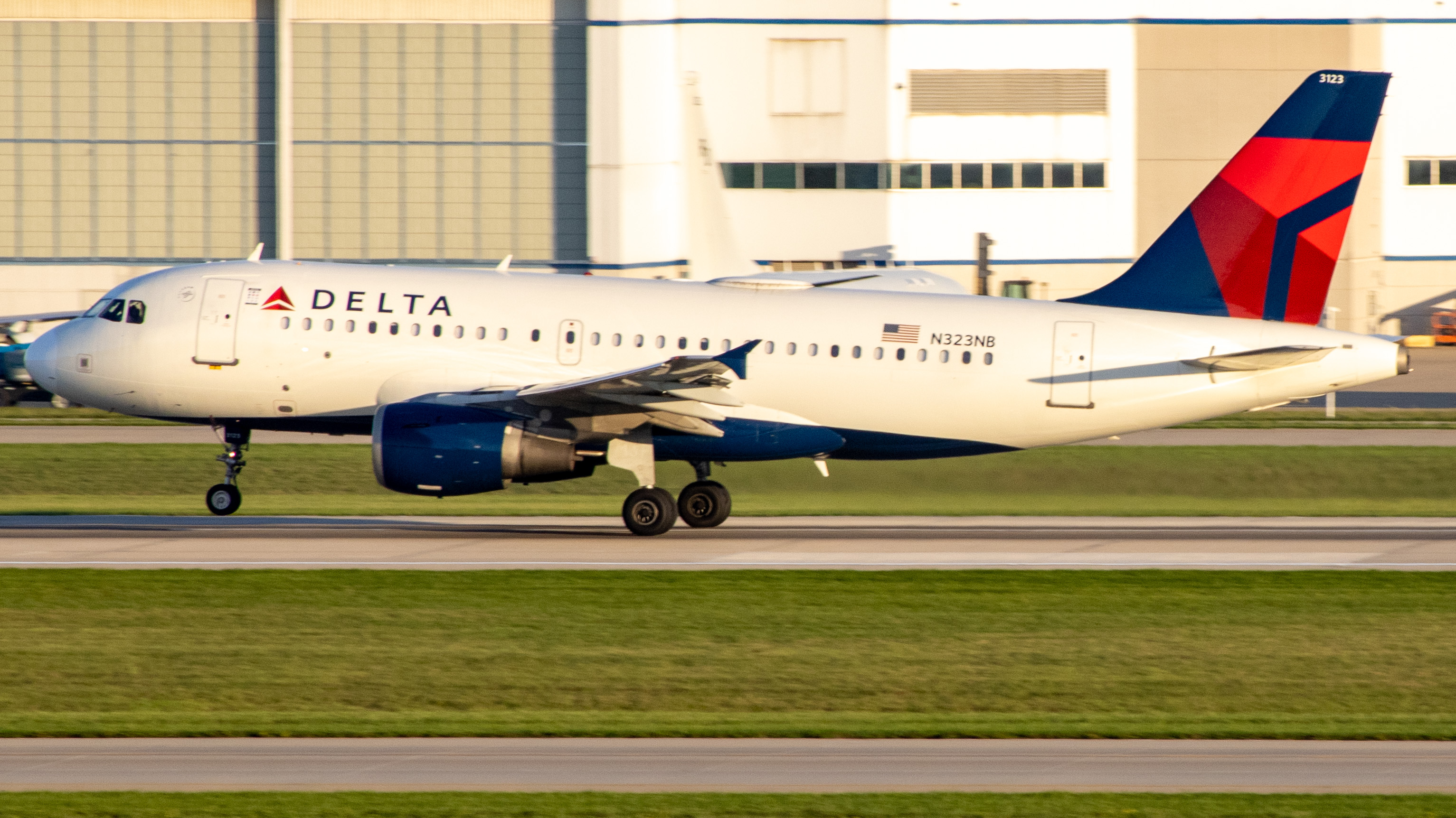 Full size: Delta Airlines Airbus A319 N323NB at Indianapolis International Airport