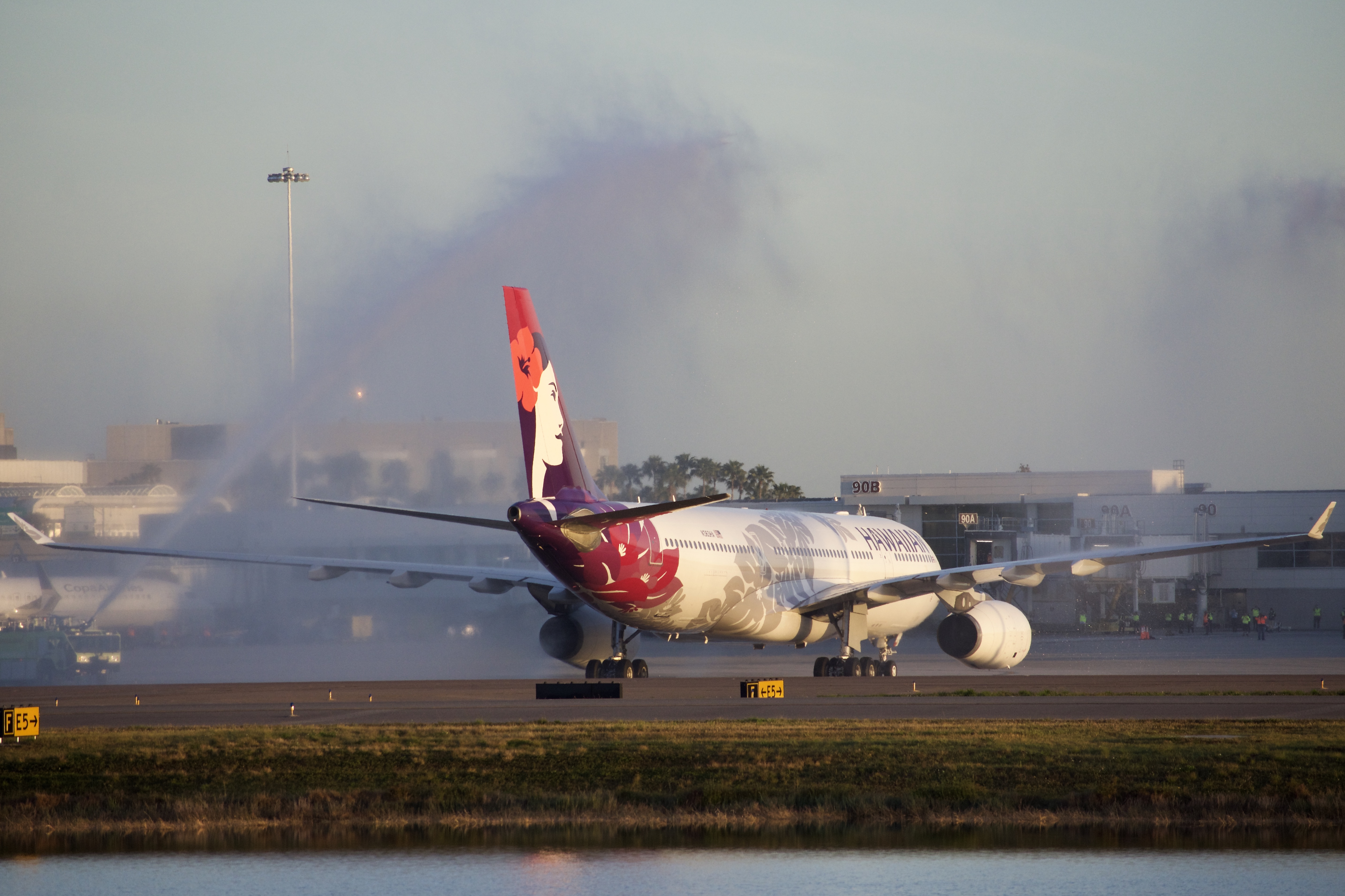 Full size: Hawaiian Airlines Airbus A330-200 N383HA at Orlando International Airport