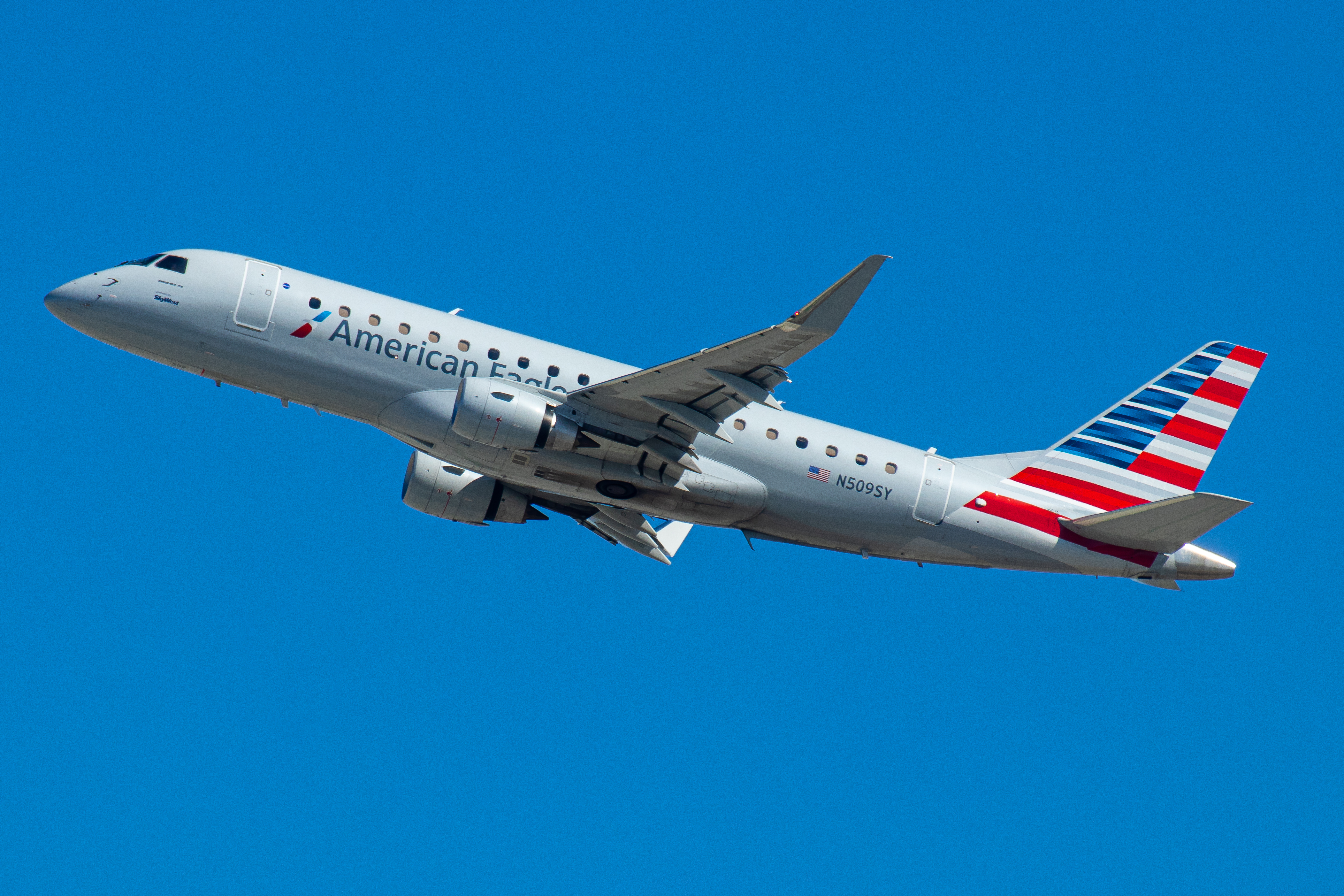 Full size: American Eagle Embraer E175 N509SY at Los Angeles International Airport