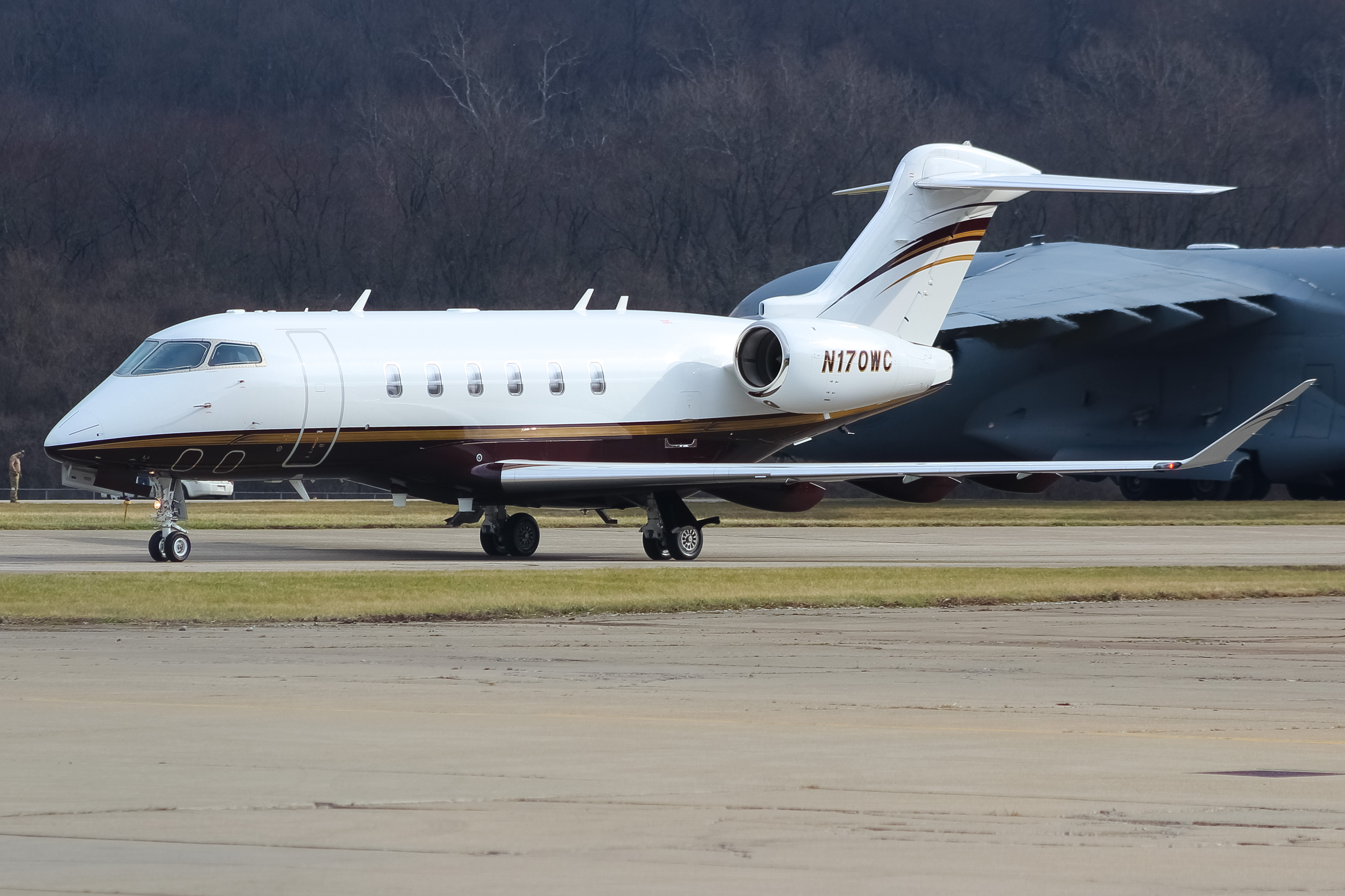 Full size: PRIVATE  Bombardier Challenger 350  N170WC at Cincinnati Municipal Airport/Lunken Field