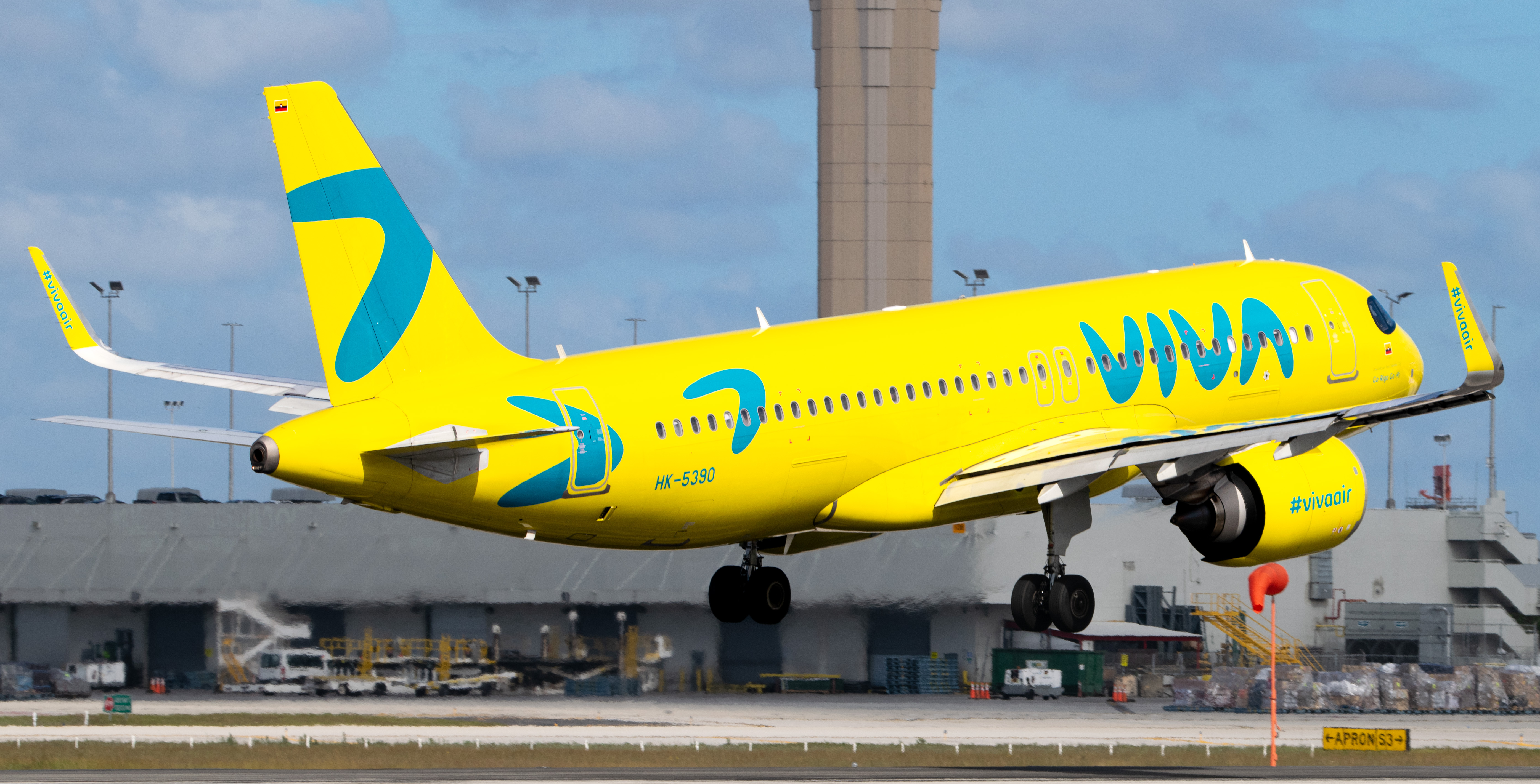 Full size: Viva Air Airbus A320NEO HK-5390 at Miami International Airport