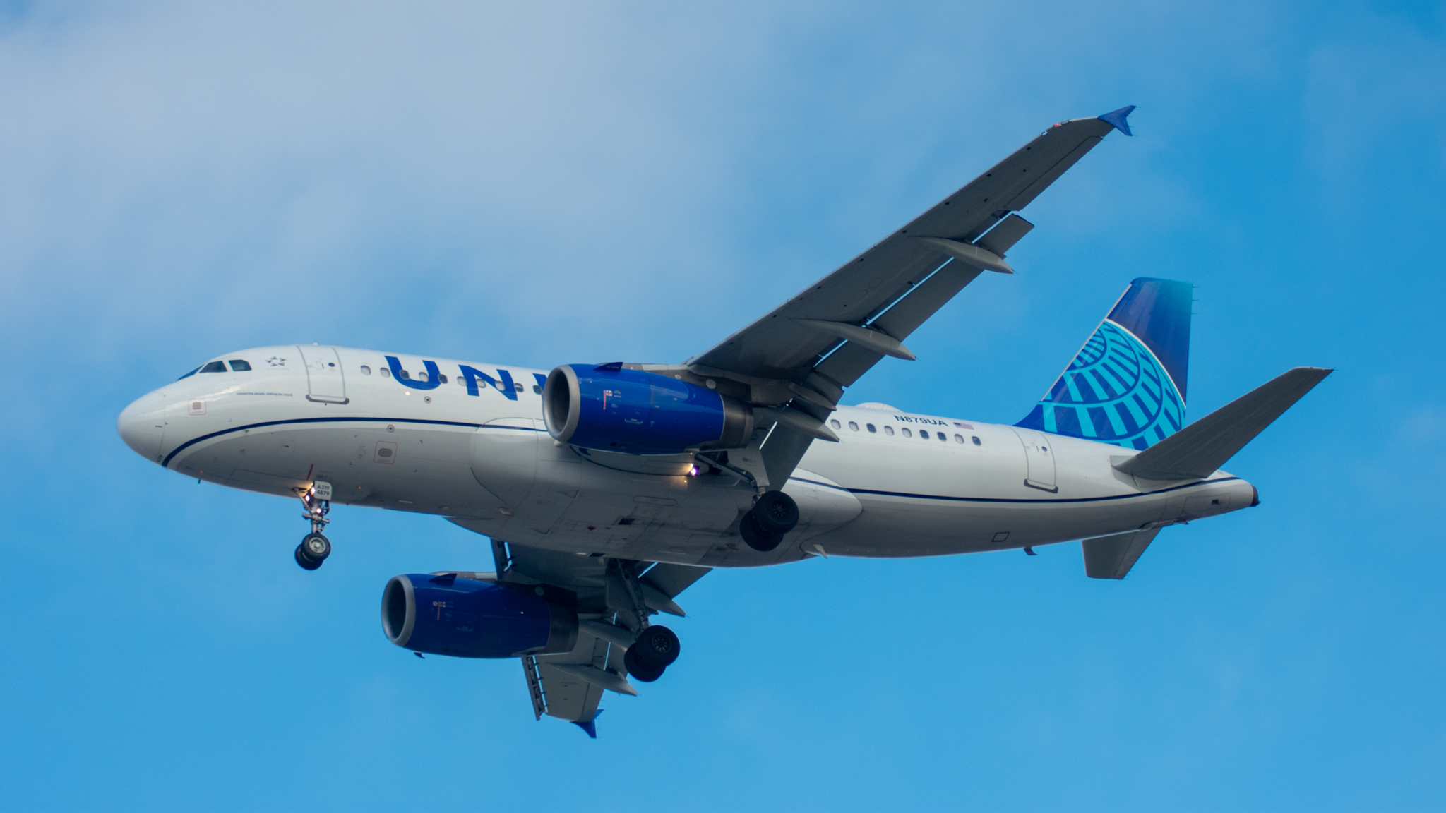 Full size: United Airlines Airbus A319 N879UA at Chicago O'Hare International Airport