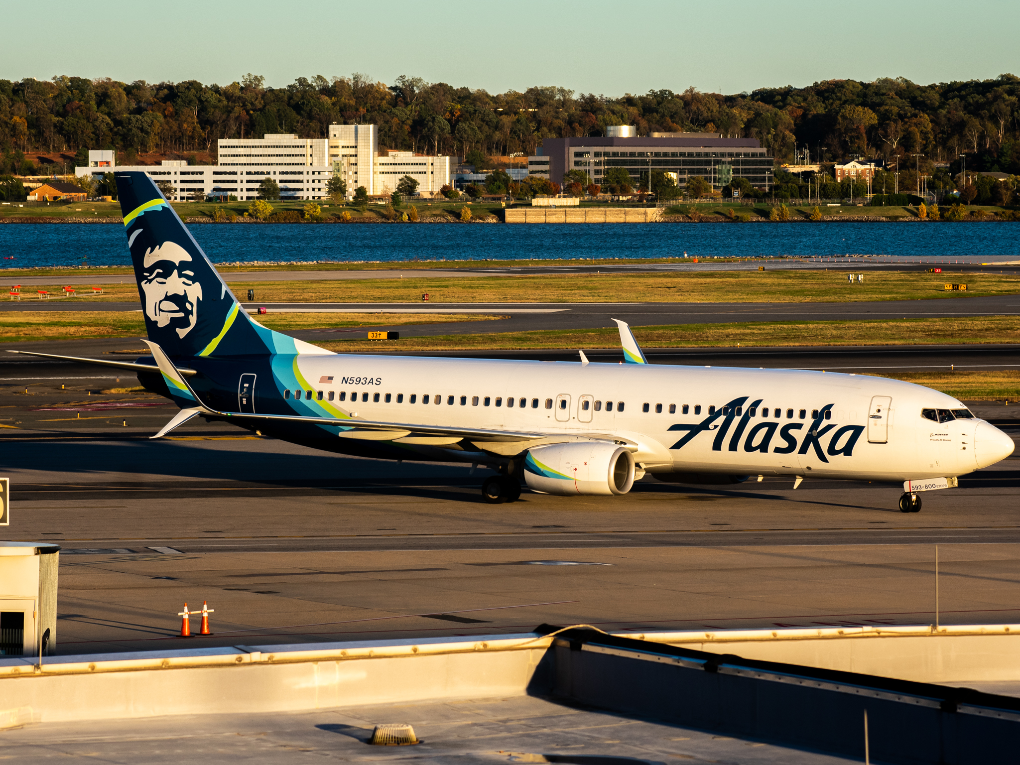 Full size: Alaska Airlines Boeing 737-800 N593AS at Ronald Reagan National Airport