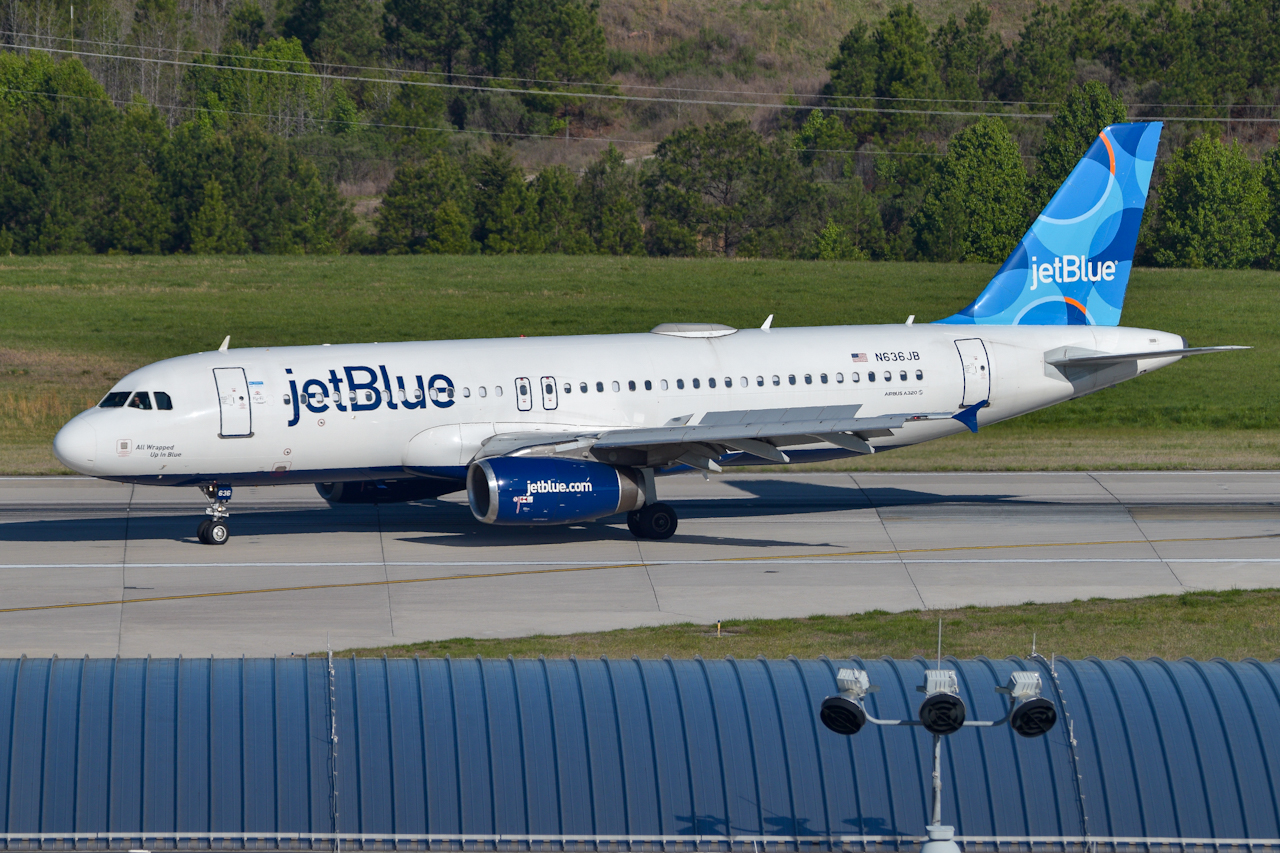 Full size: JetBlue Airways Airbus A320 N636JB at Raleigh-Durham International Airport