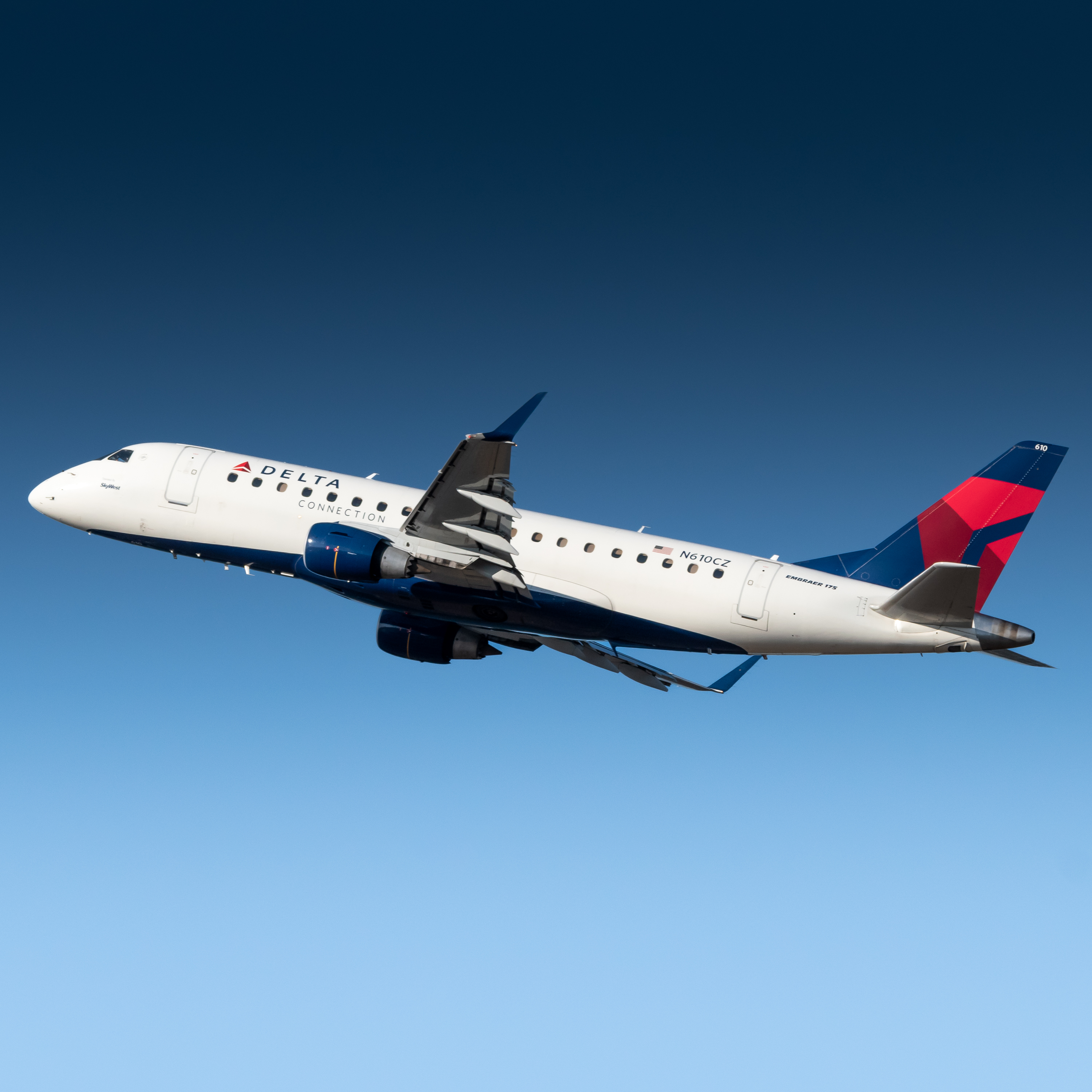 Full size: Delta Connection Embraer E175 N610CZ at Portland International Airport