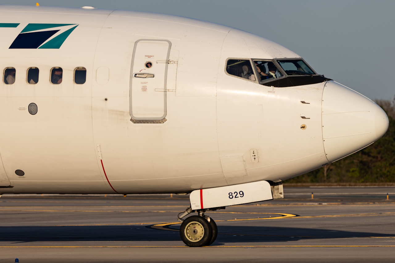 Full size: WestJet Boeing 737-800 C-FKRF at Orlando International Airport