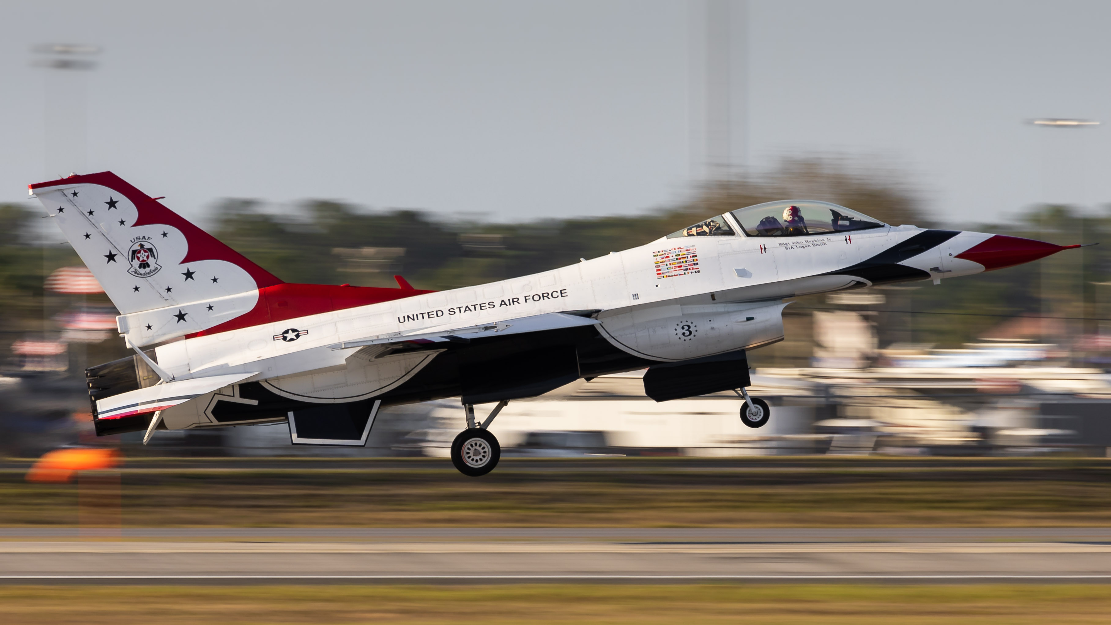 Full size: USAF - United States Air Force General Dynamics F-16 Fighting Falcon THUNDERBIRD 3 at Daytona Beach International Airport