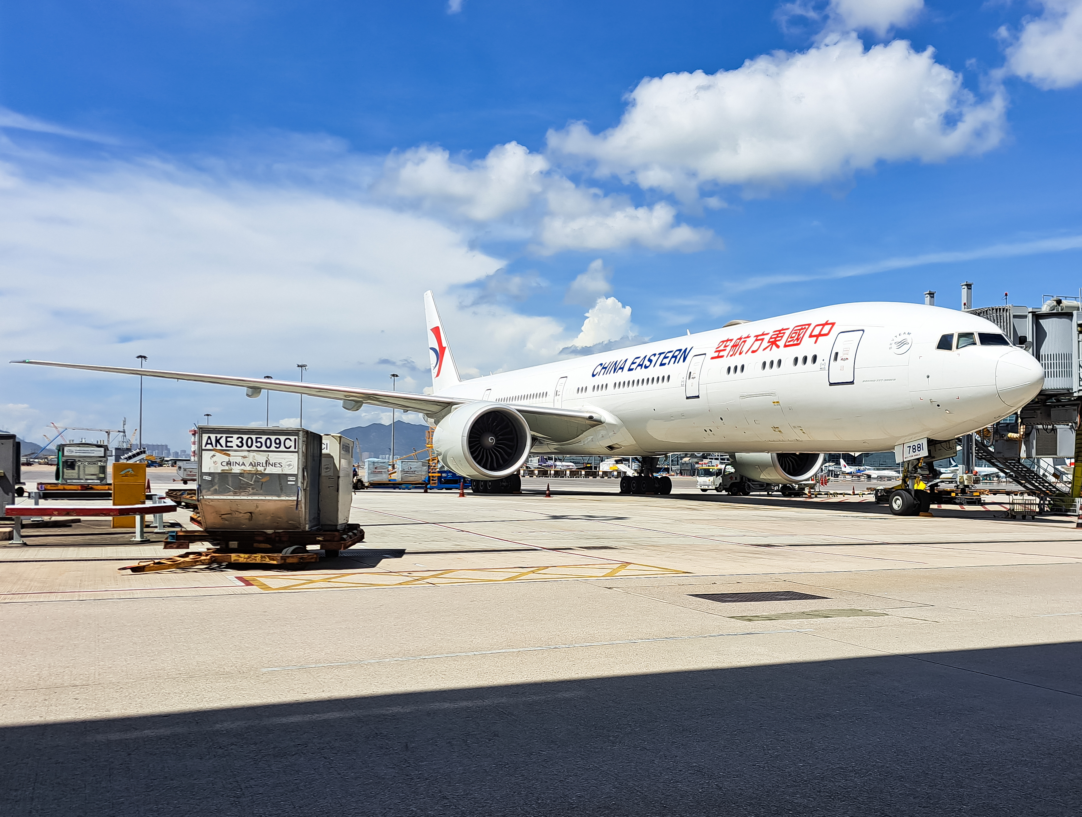 Full size: China Eastern Airlines Boeing 777-300ER B-7881 at Hong Kong International Airport