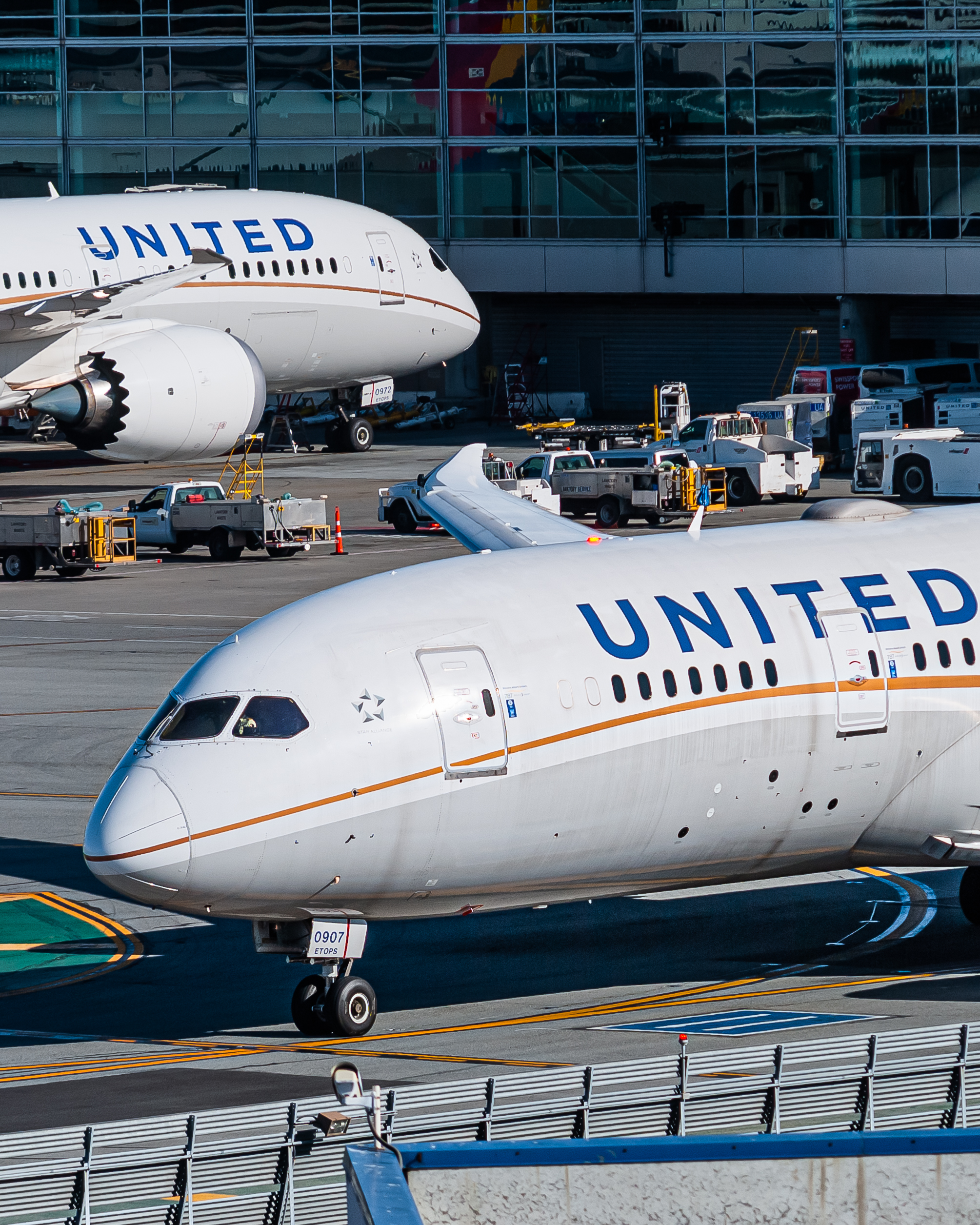 Full size: United Airlines Boeing 787-8 N29907 at San Francisco International Airport