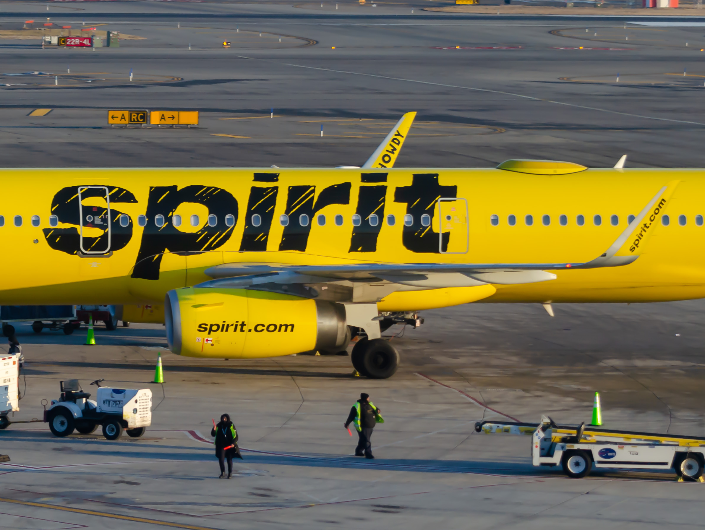 Full size: Spirit Airlines Airbus A321-200 N660NK at Newark Liberty International Airport