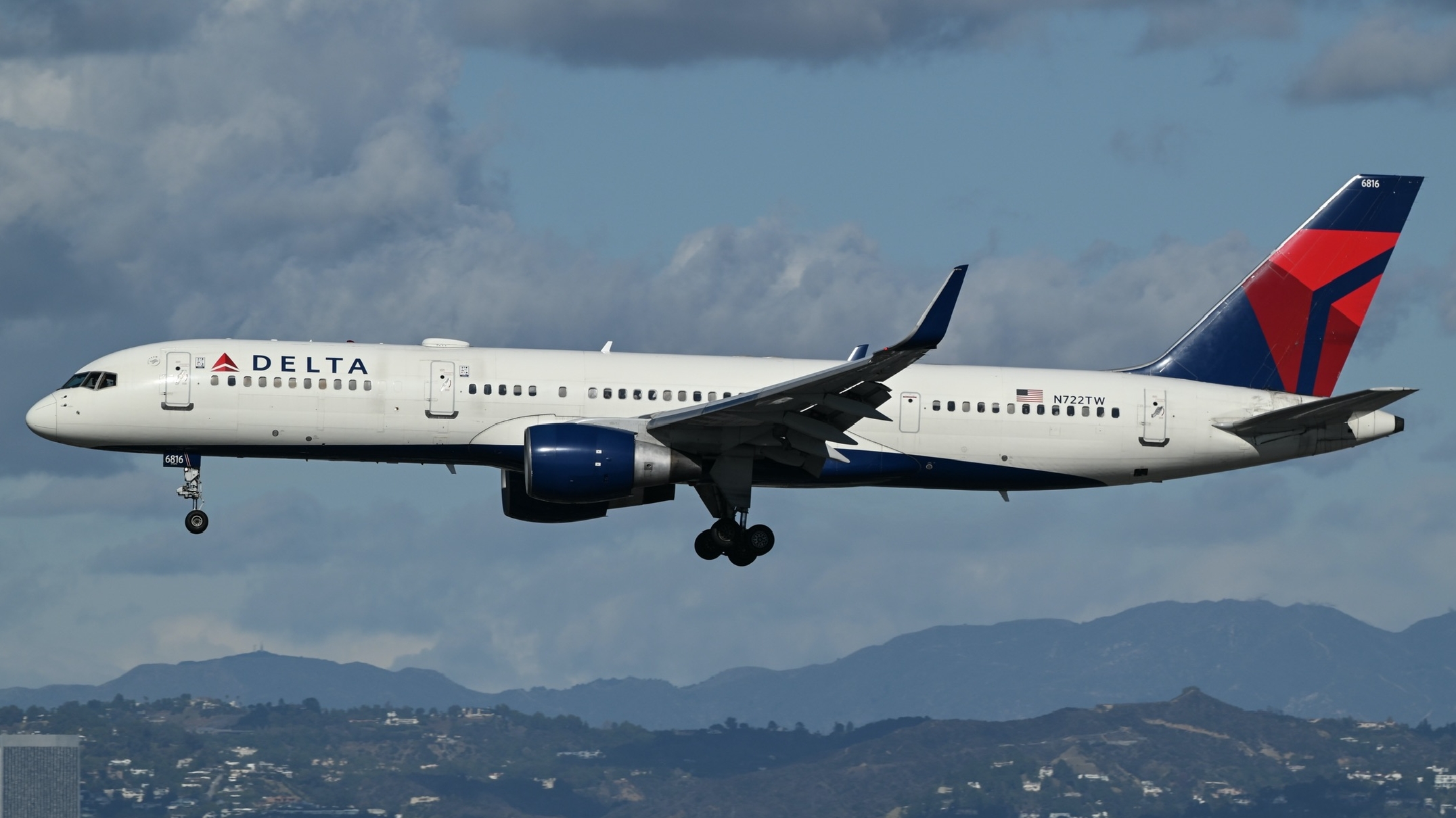 Full size: Delta Airlines Boeing 757-200 N722TW at Los Angeles International Airport