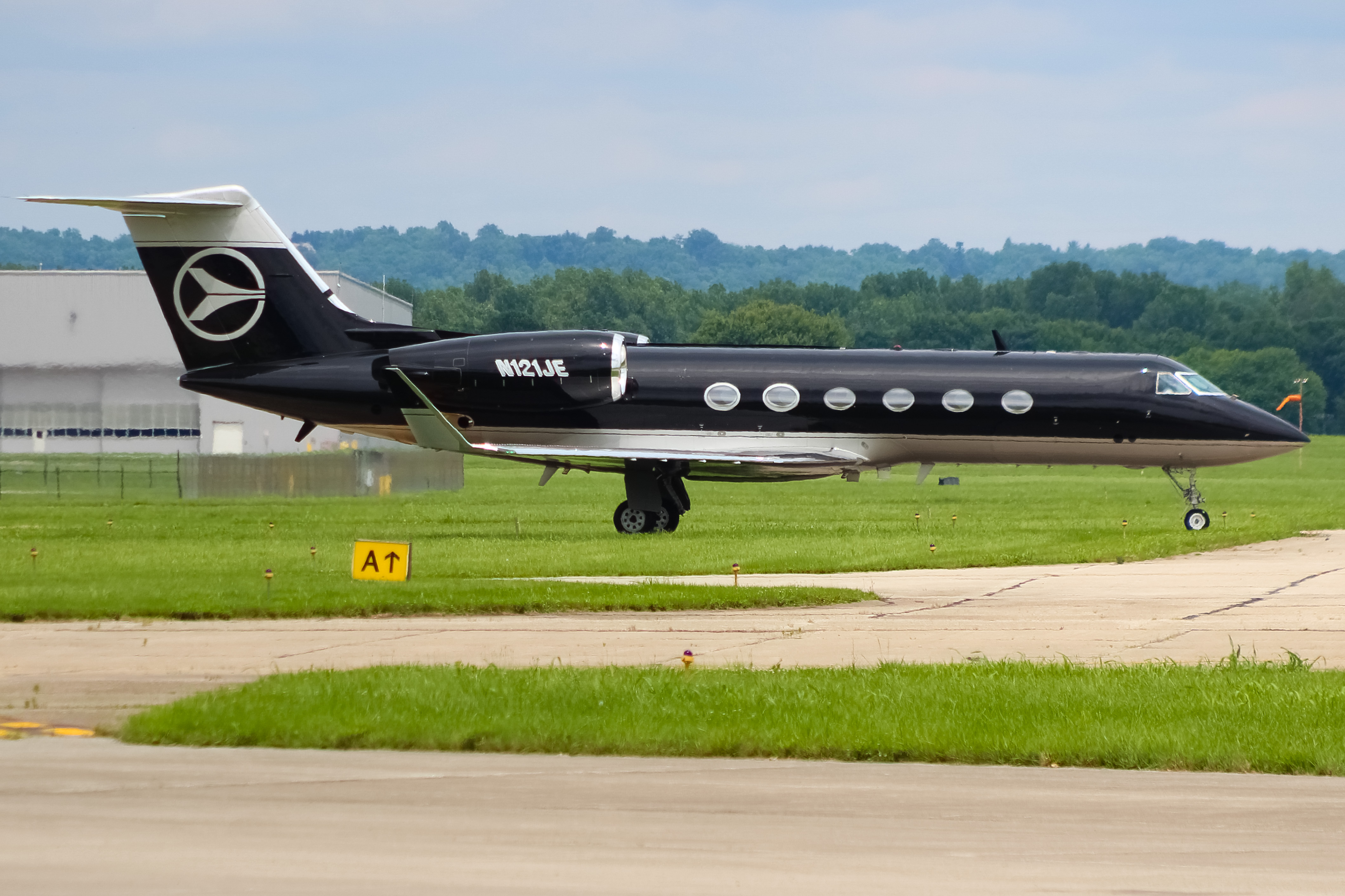 Full size: PRIVATE  Gulfstream IV N121JE at Cincinnati Municipal Airport/Lunken Field