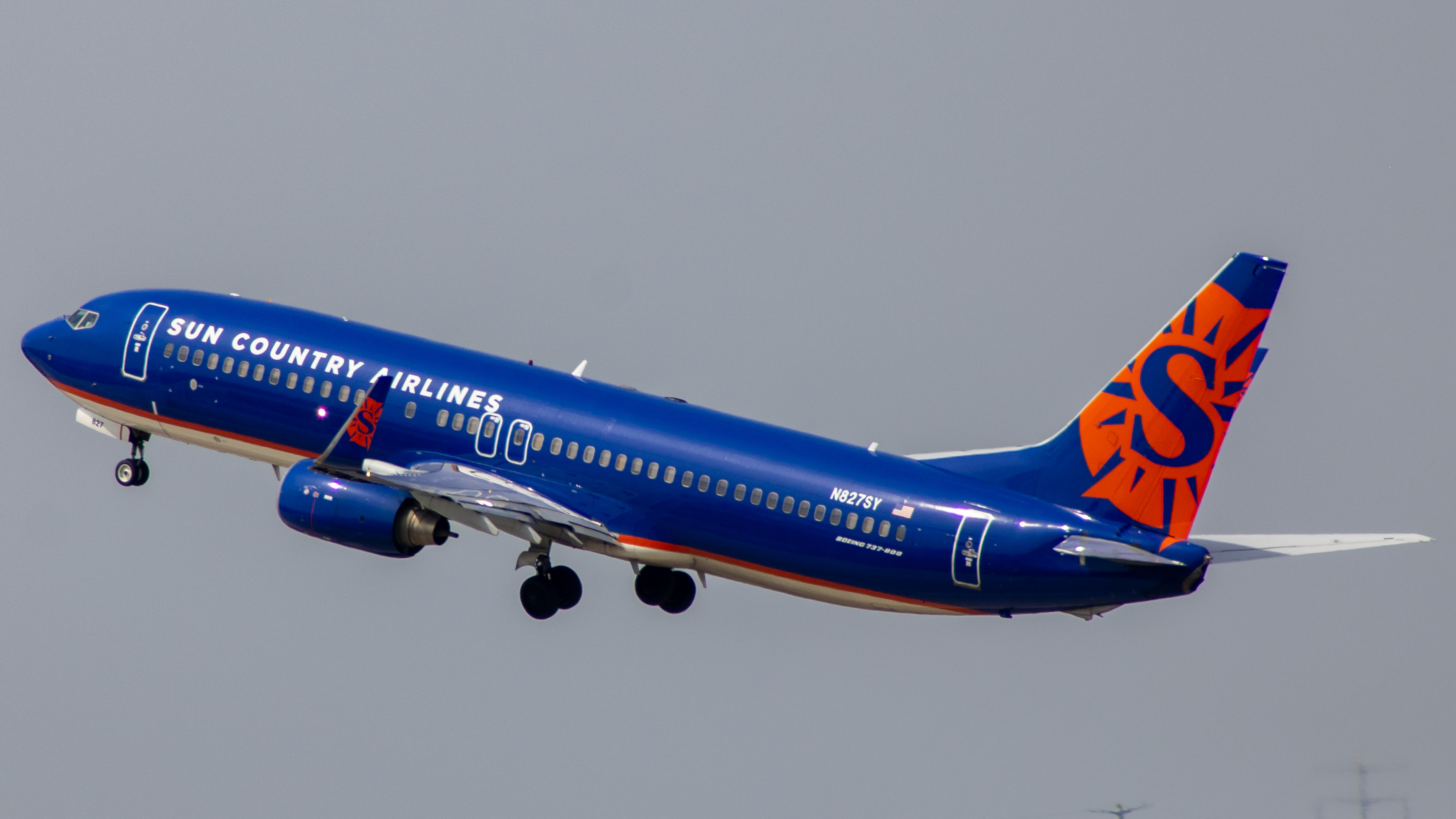 Full size: Sun Country Airlines Boeing 737-800 N827SY at Indianapolis International Airport