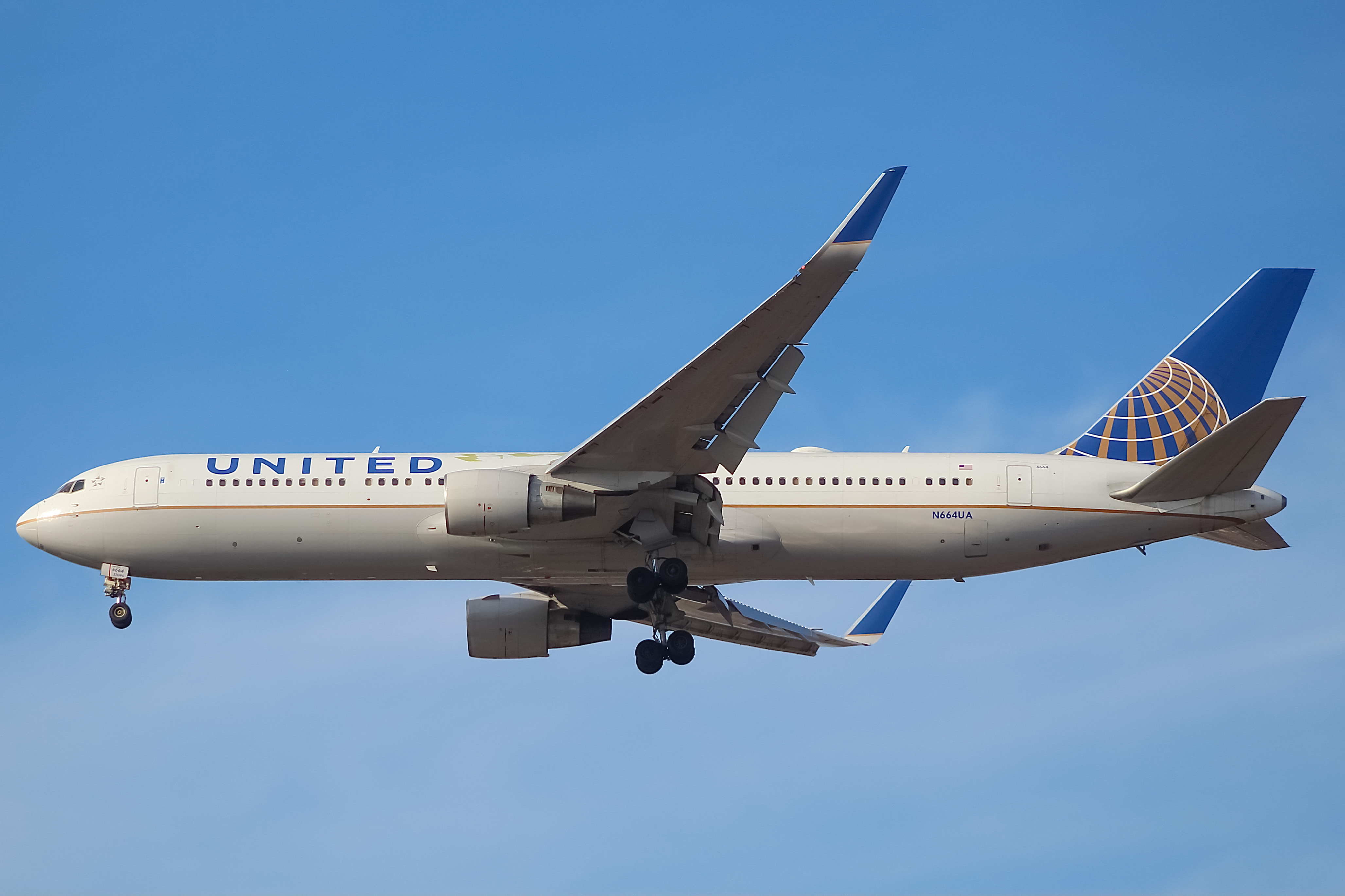 Full size: United Airlines Boeing 767-300ER N664UA at Chicago O'Hare International Airport