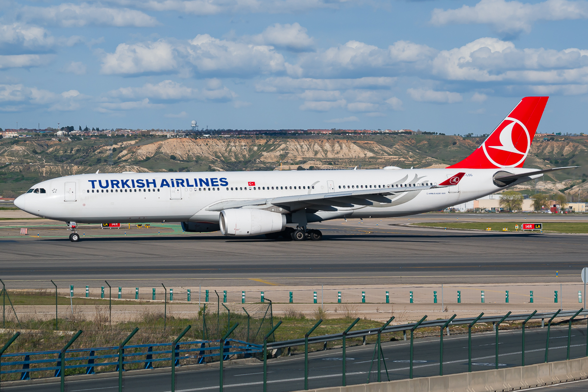 Full size: Turkish Airlines Airbus A330-300 TC-LOG at Madrid Barajas Airport