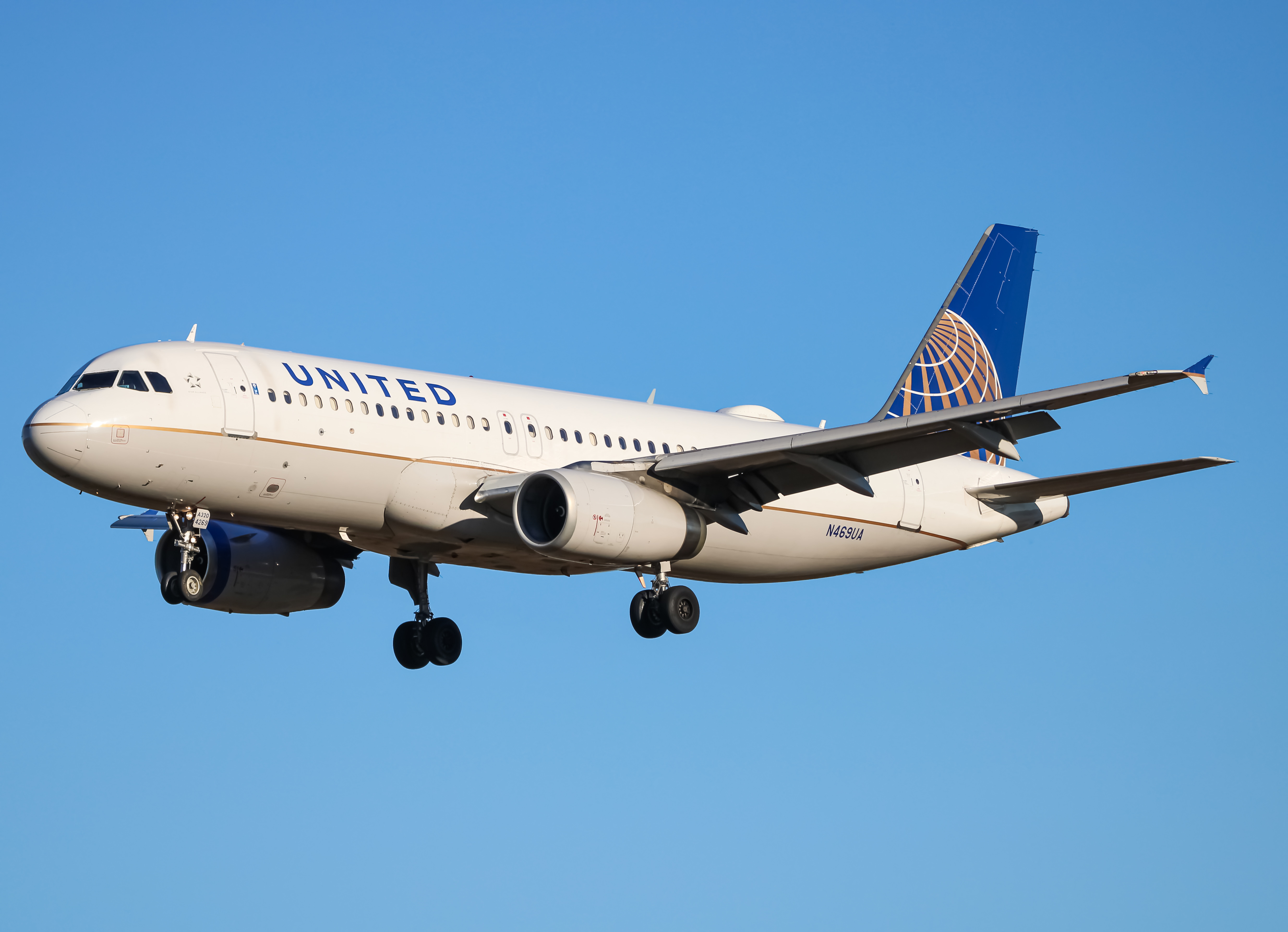Full size: United Airlines Airbus A320 N469UA at Baltimore/Washington International Thurgood Marshall Airport