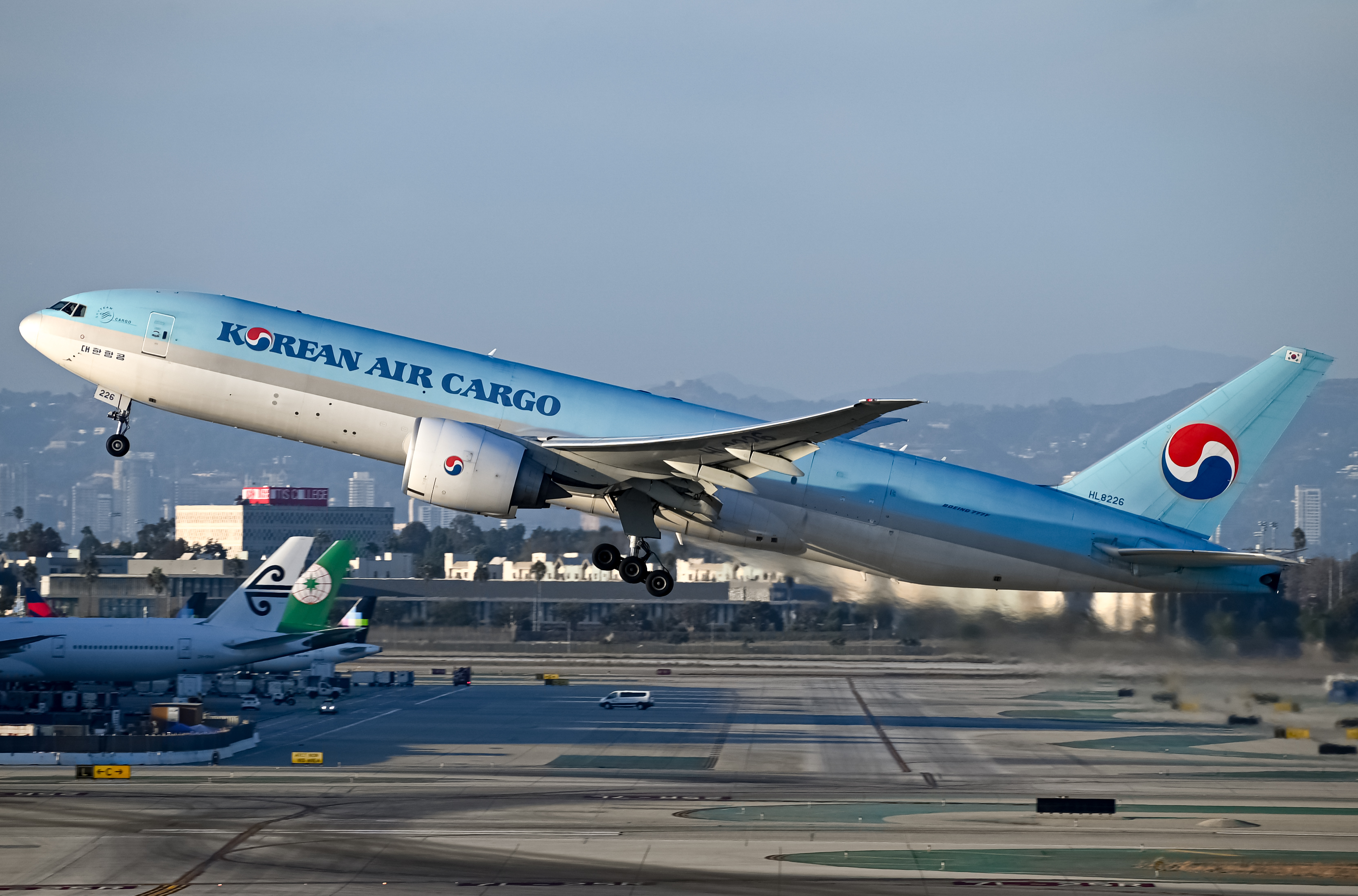 Full size: Korean Air Cargo Boeing 777-F HL8226 at Los Angeles International Airport