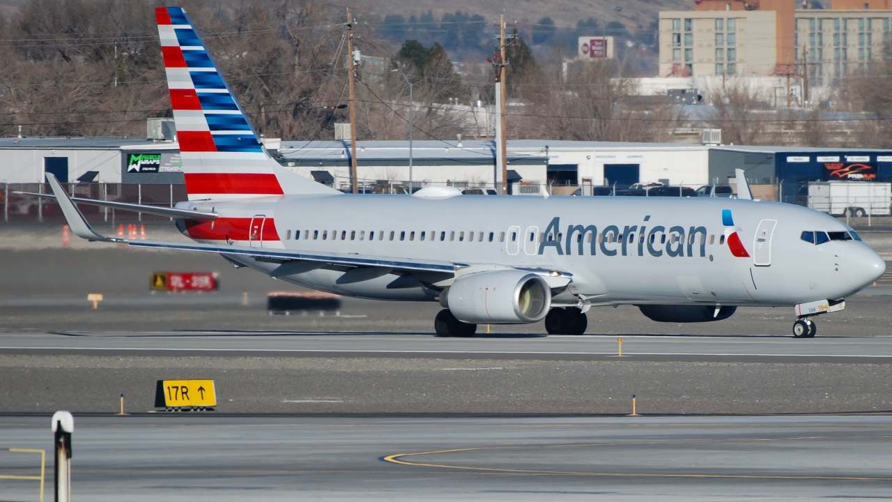 Full size: American Airlines Boeing 737-800 N914AN at Reno/Tahoe International Airport