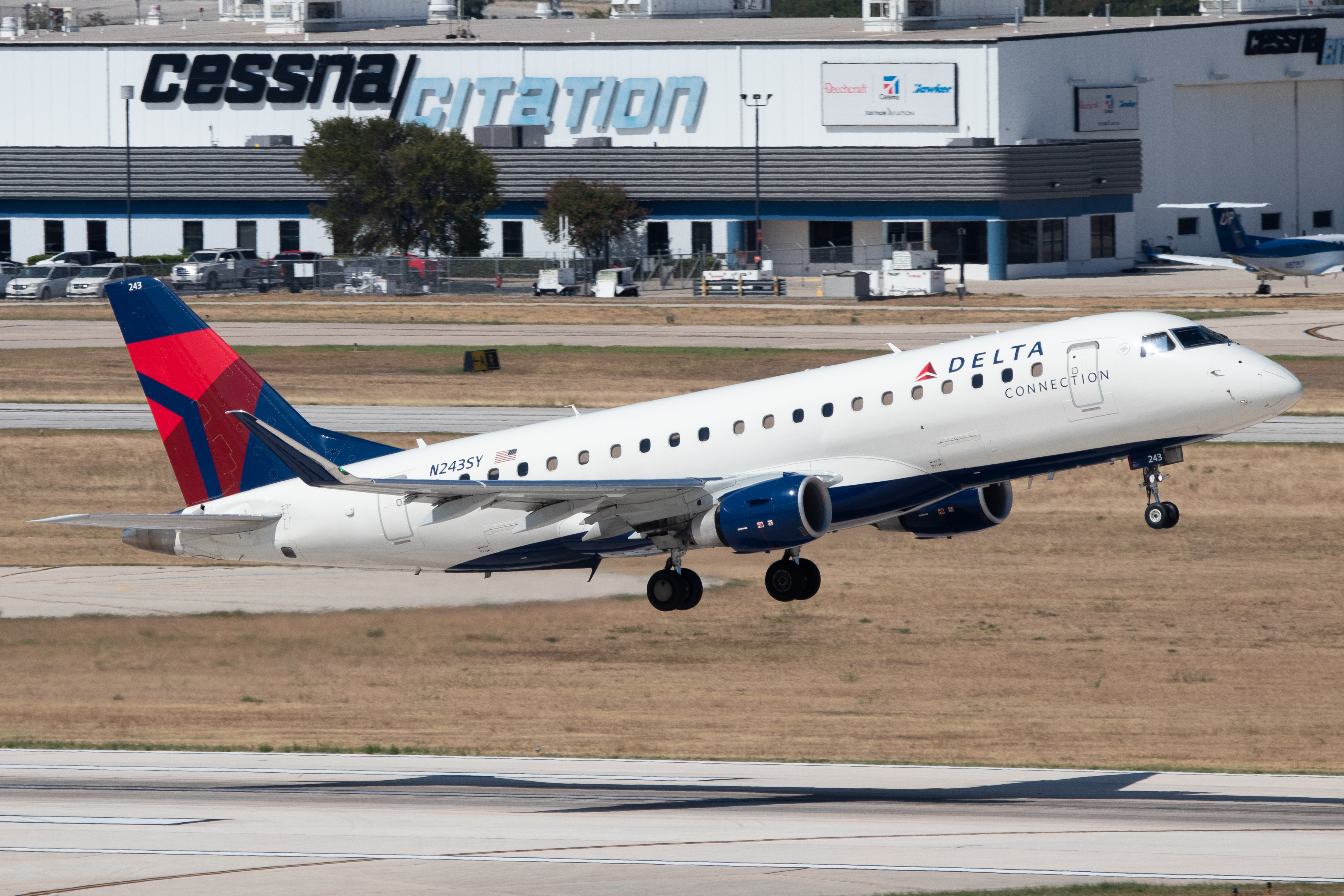 Full size: Delta Connection Embraer E175 N243SY at San Antonio International Airport