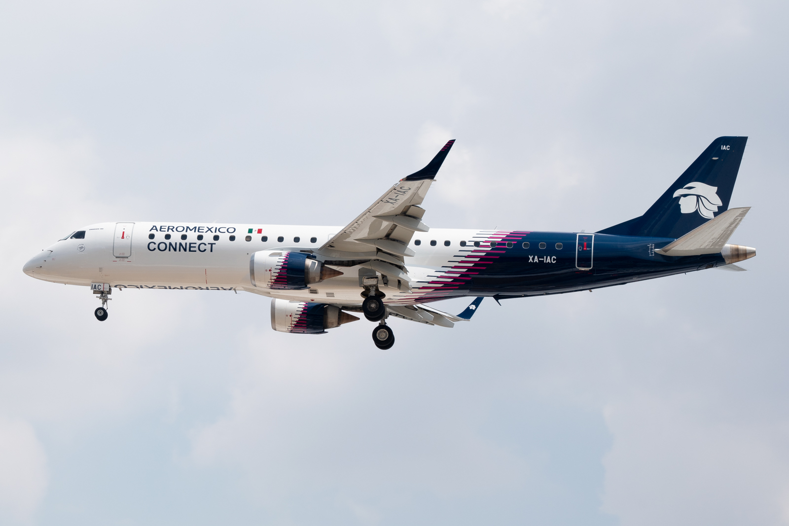 Full size: Aeromexico Connect Embraer E190 XA-IAC at Mexico City International Airport