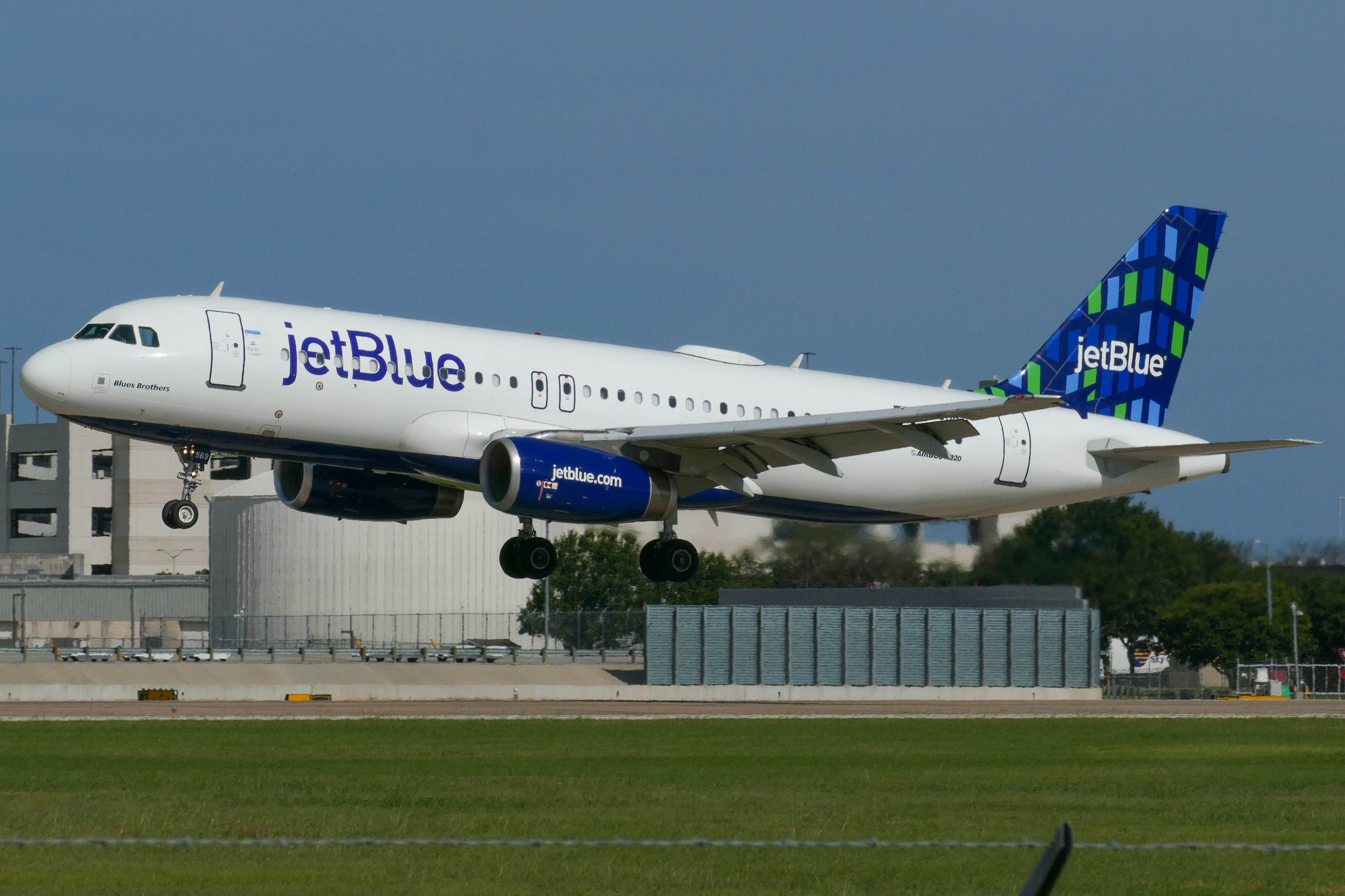 Full size: JetBlue Airways Airbus A320 N569JB at Austin-Bergstrom International Airport