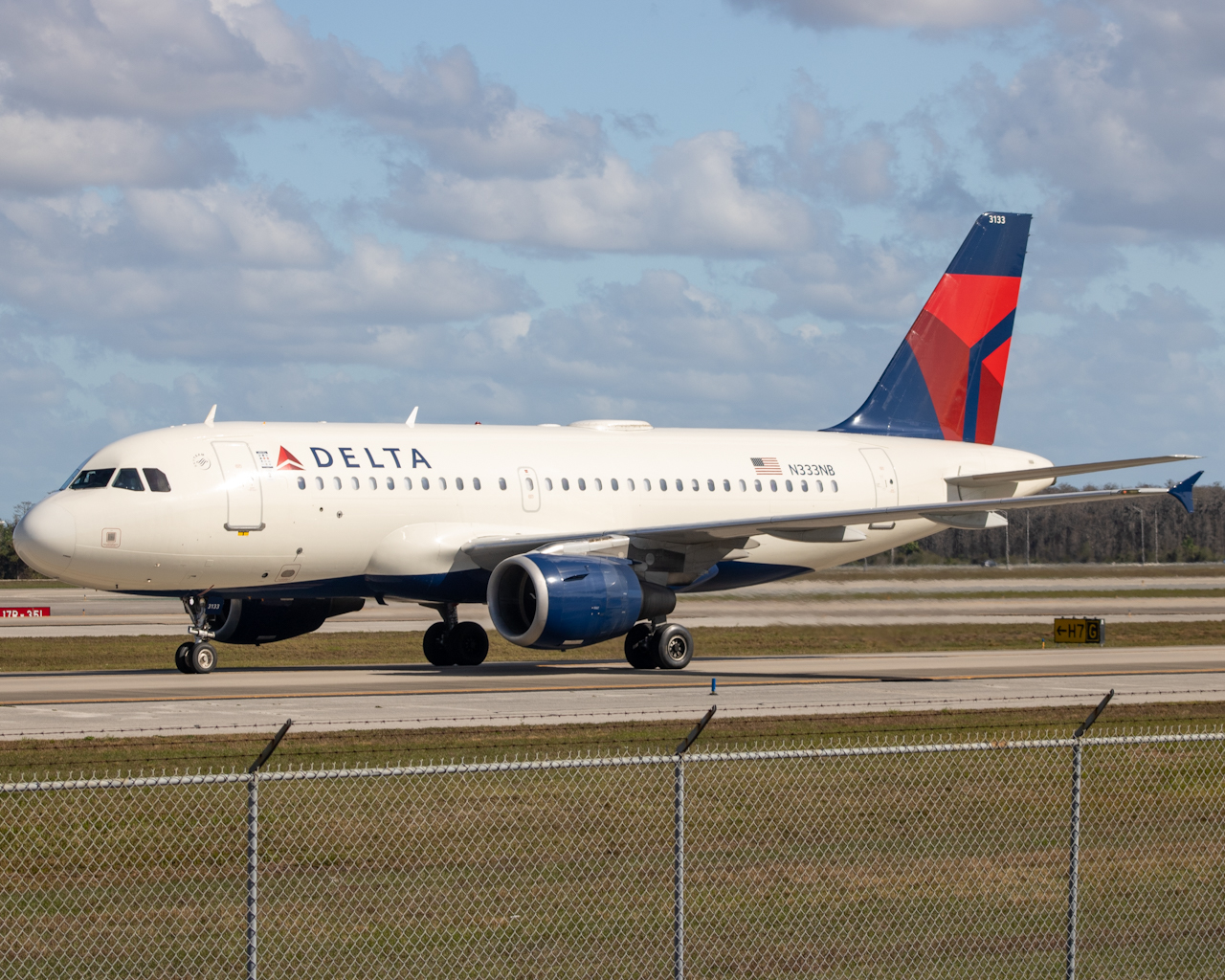 Full size: Delta Airlines Airbus A319 N333NB at Orlando International Airport