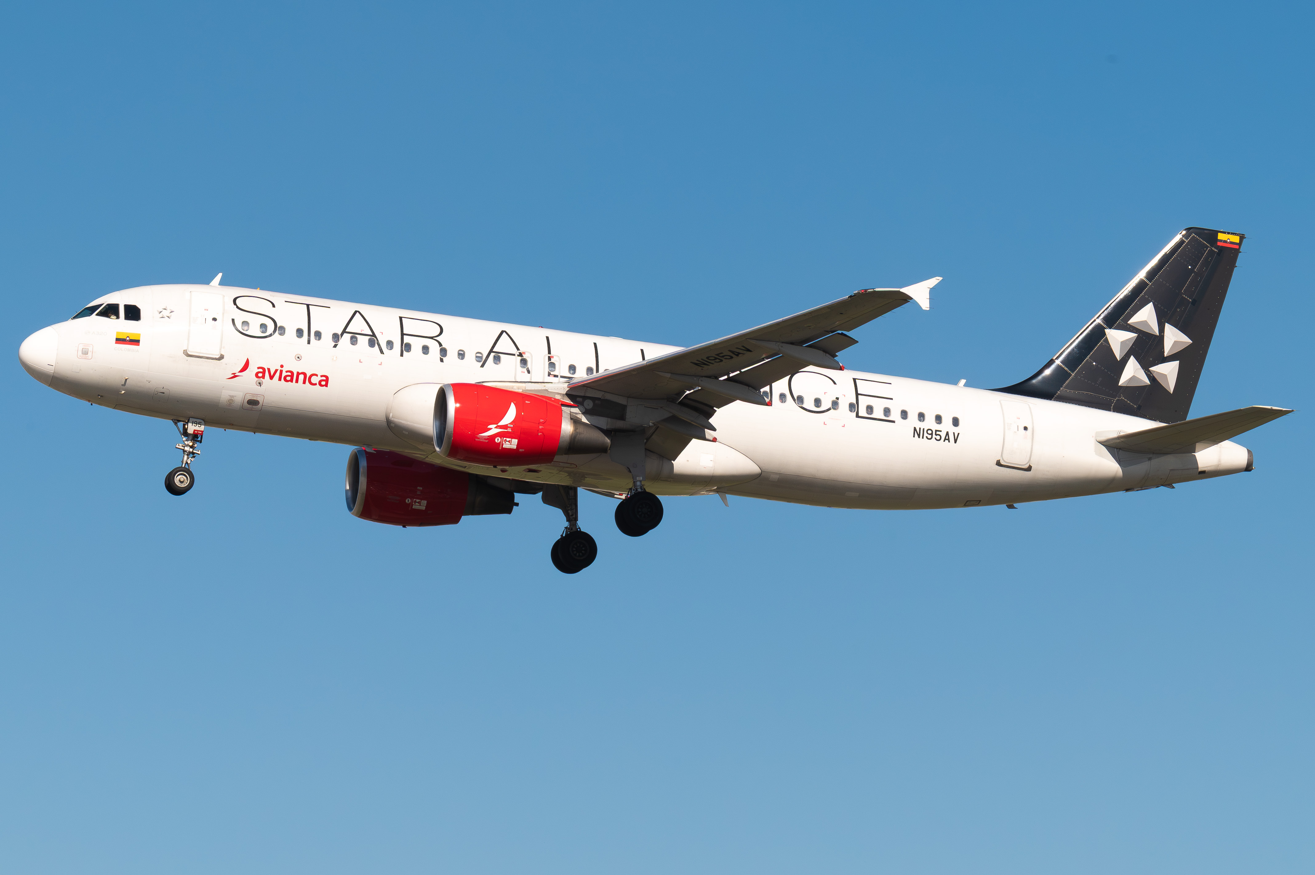 Full size: Avianca Airbus A320 N195AV at Los Angeles International Airport