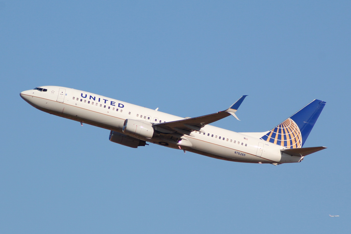 Full size: United Airlines Boeing 737-800 N76265 at Dallas-Fort Worth International Airport
