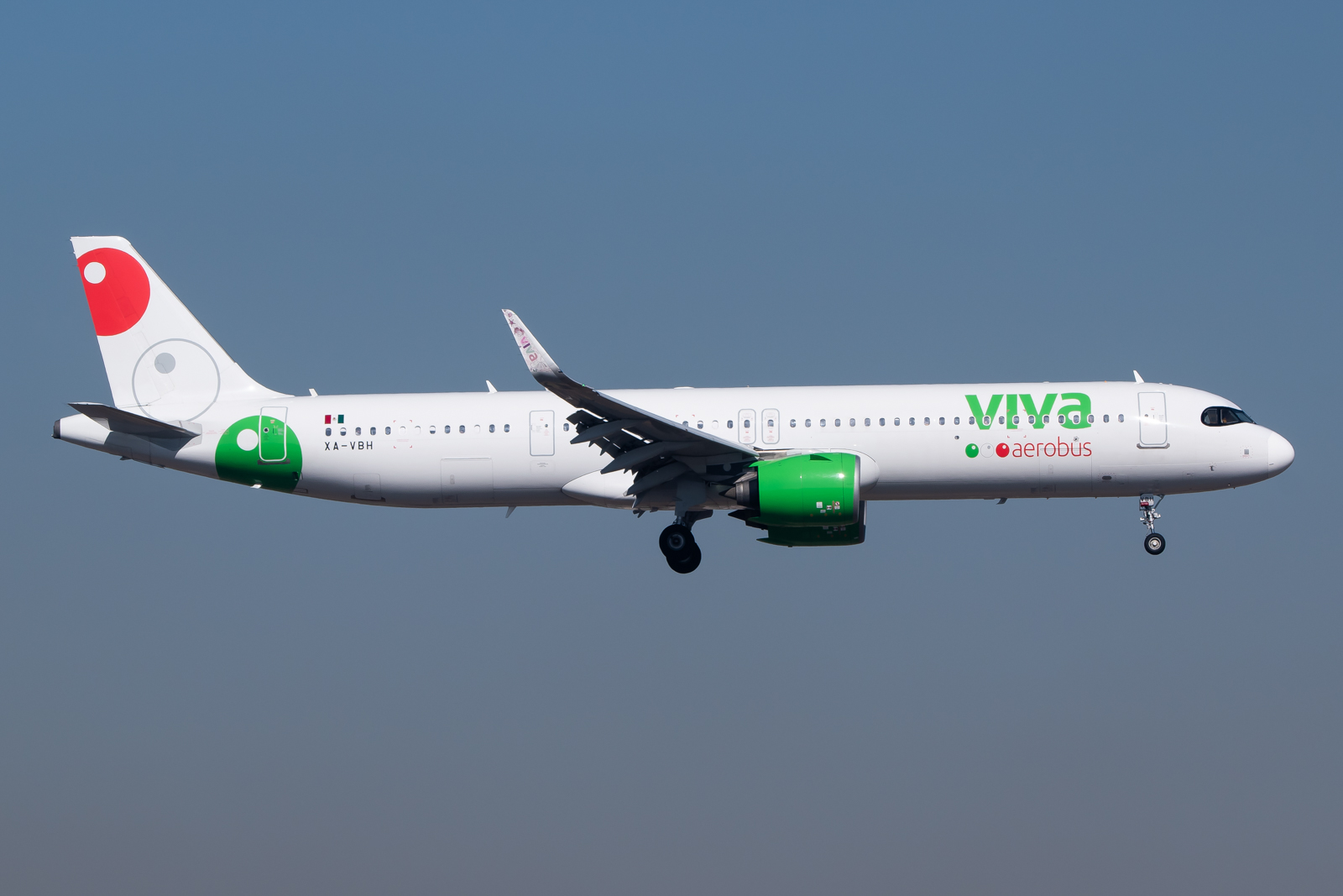 Full size: VivaAerobus Airbus A321NEO XA-VBH at Mexico City International Airport