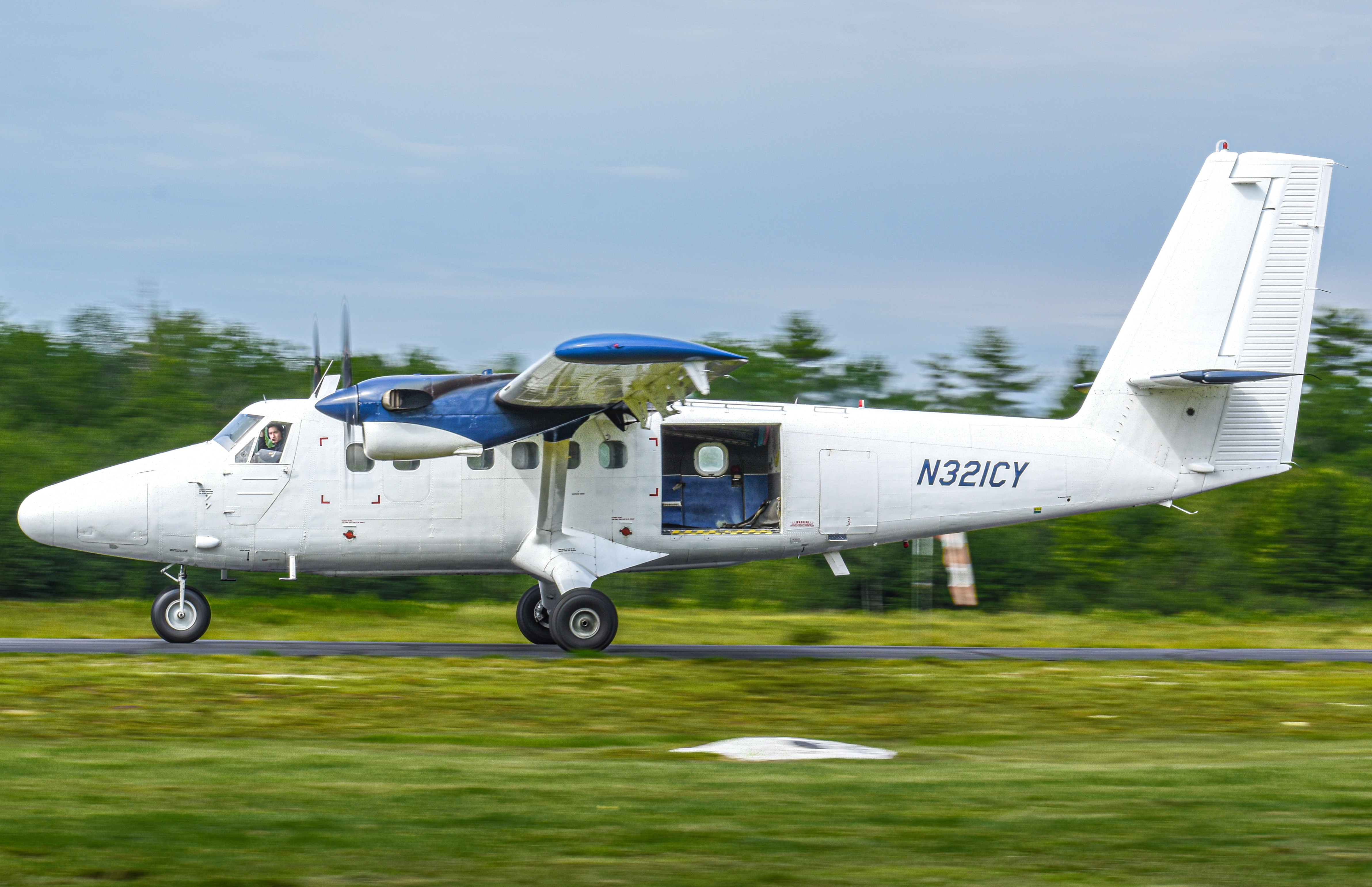 Full size: Skydive New England  De Havilland DHC-6 N321CY at 