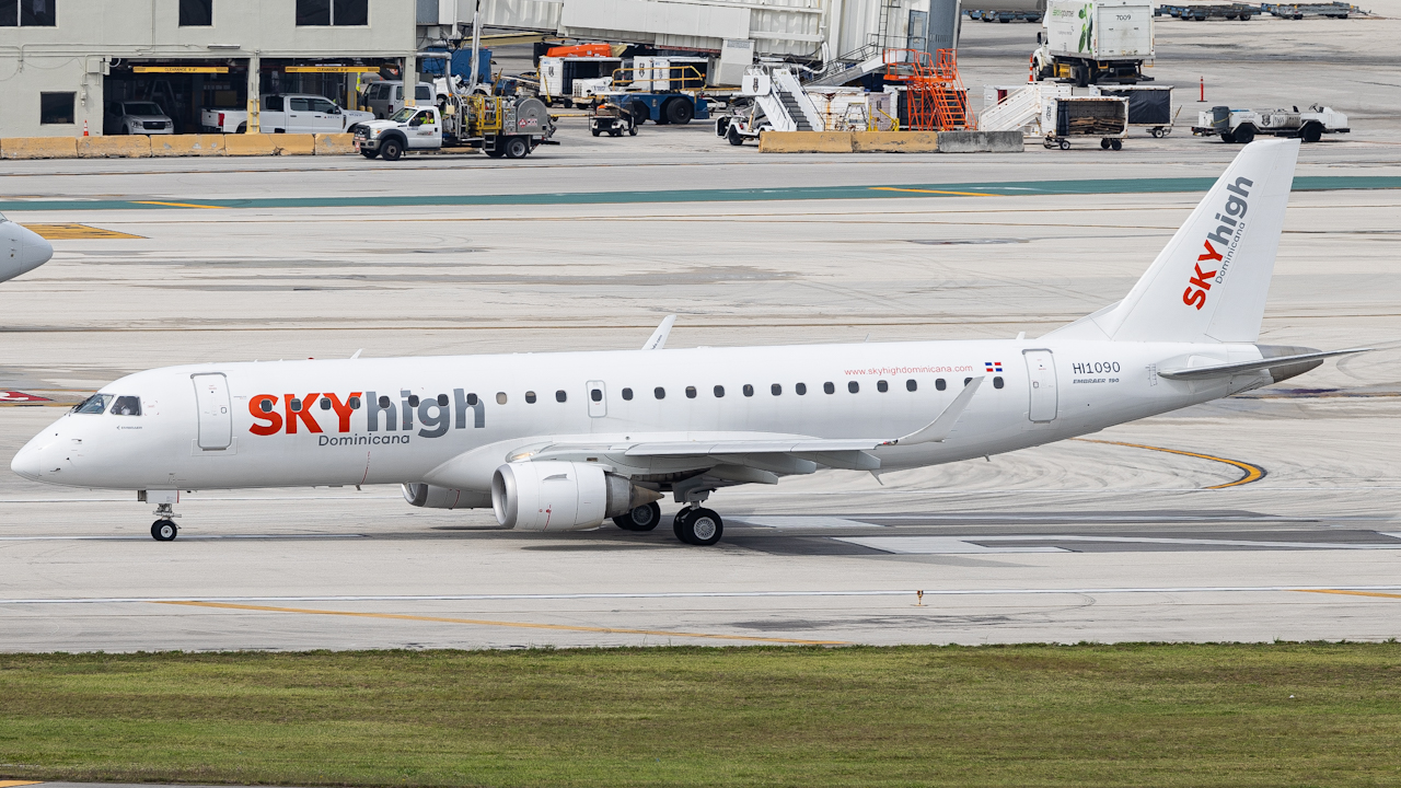 Full size: Skyhigh Embraer E190 HI1090 at Miami International Airport