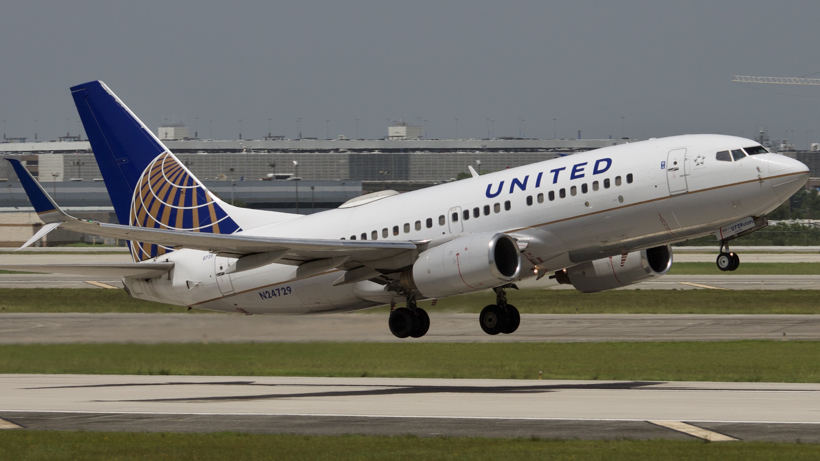 Full size: United Airlines Boeing 737-700 N24729 at Houston-George Bush Intercontinental Airport