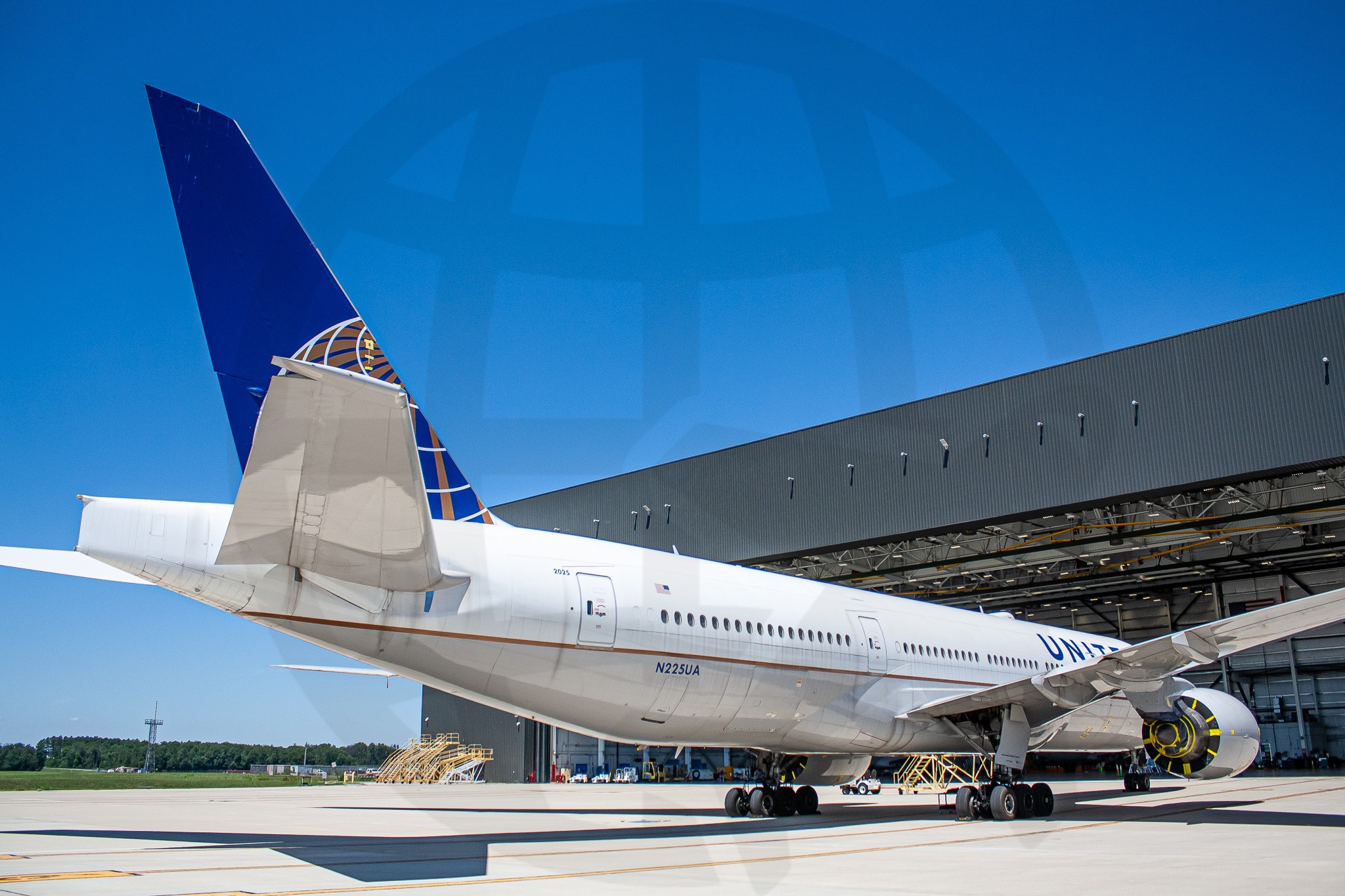 Full size: United Airlines Boeing 777-200 N225UA at Washington Dulles International Airport