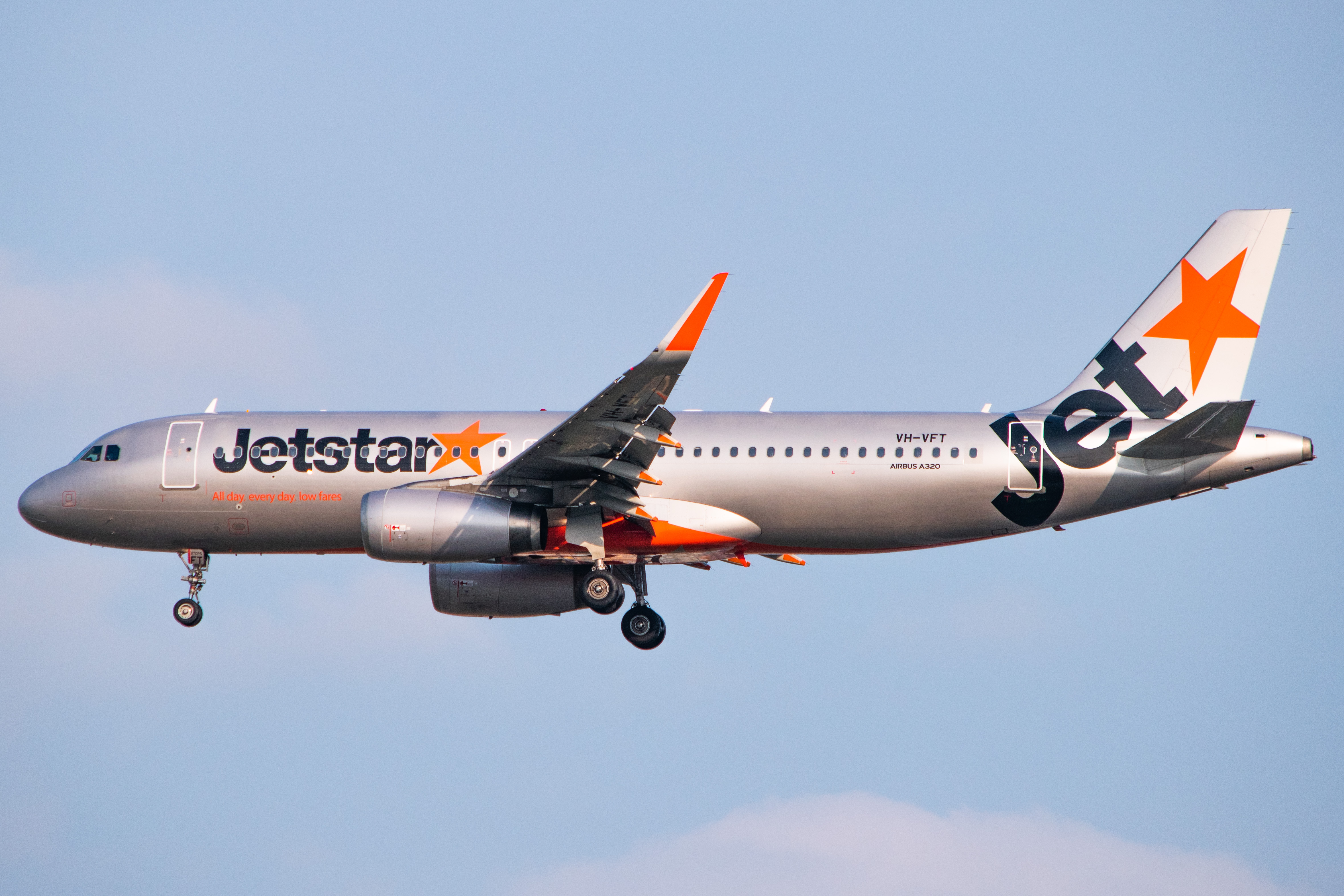 Full size: JetStar Airways Airbus A320 VH-VFT at Singapore-Changi Airport