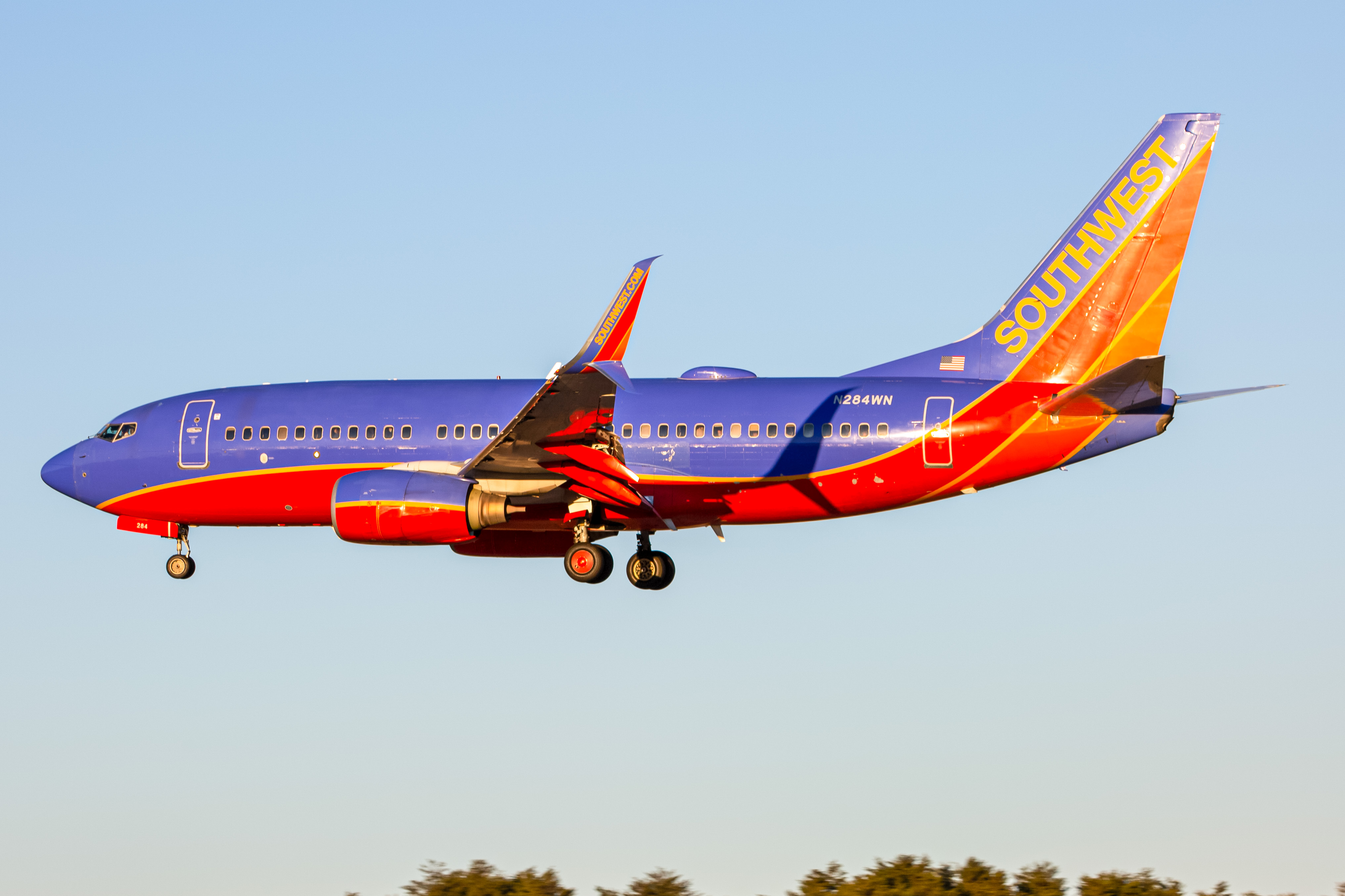 Full size: Southwest Airlines Boeing 737-700 N284WN at Baltimore/Washington International Thurgood Marshall Airport