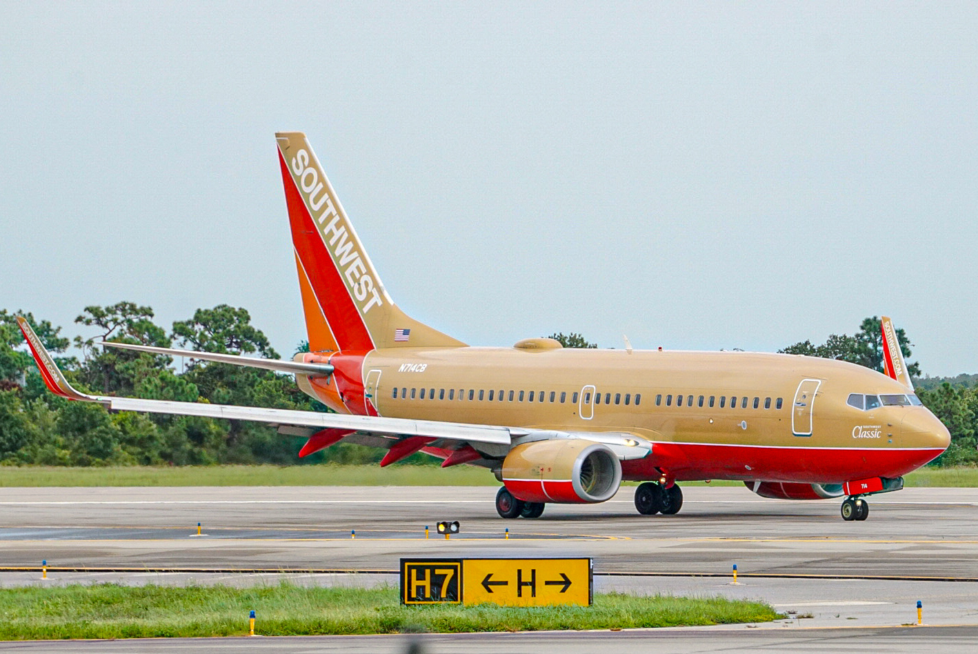 Full size: Southwest Airlines Boeing 737-700 N714CB at Orlando International Airport