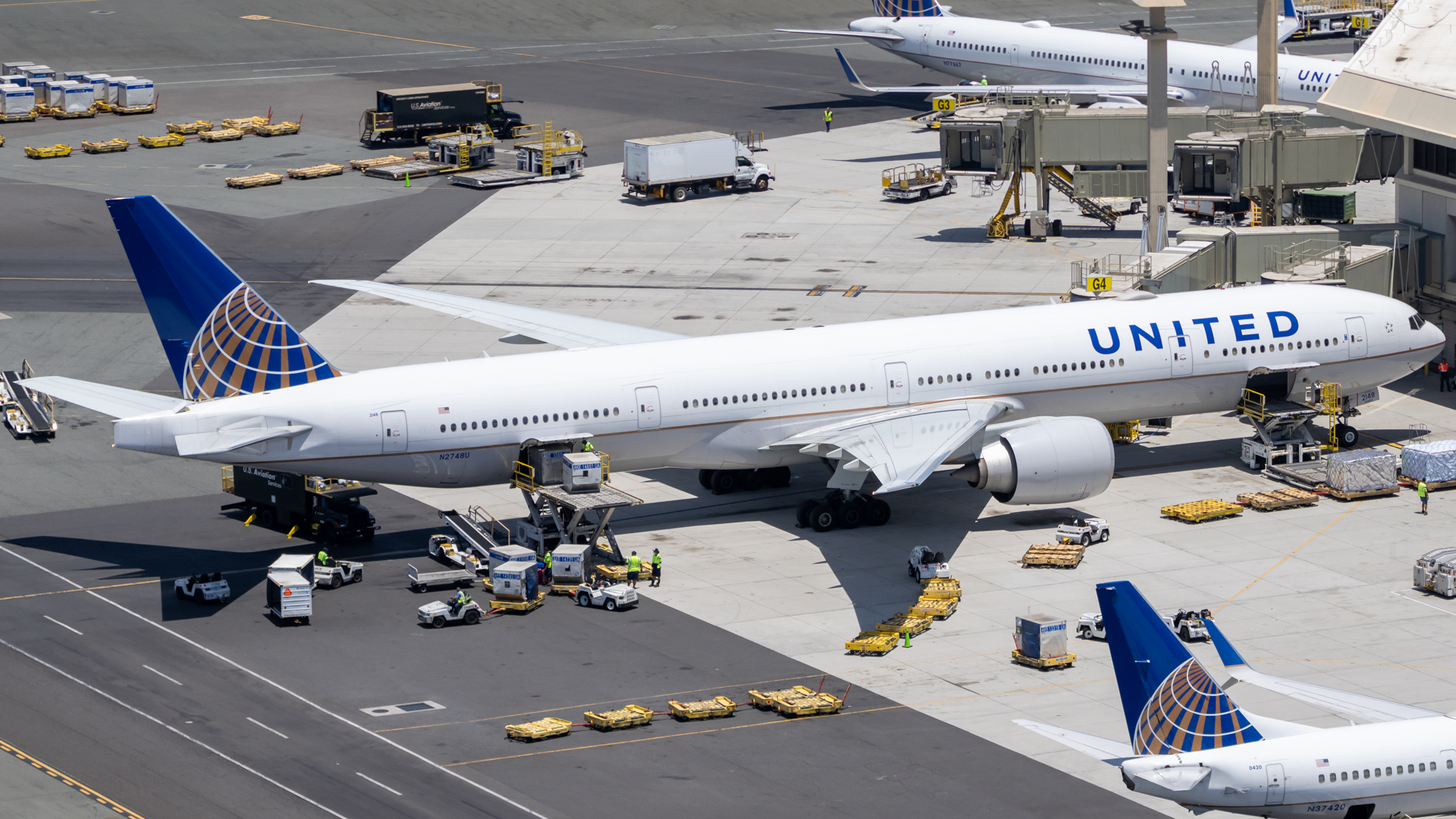 Full size: United Airlines Boeing 777-300ER N2748U at Daniel K Inouye International Airport