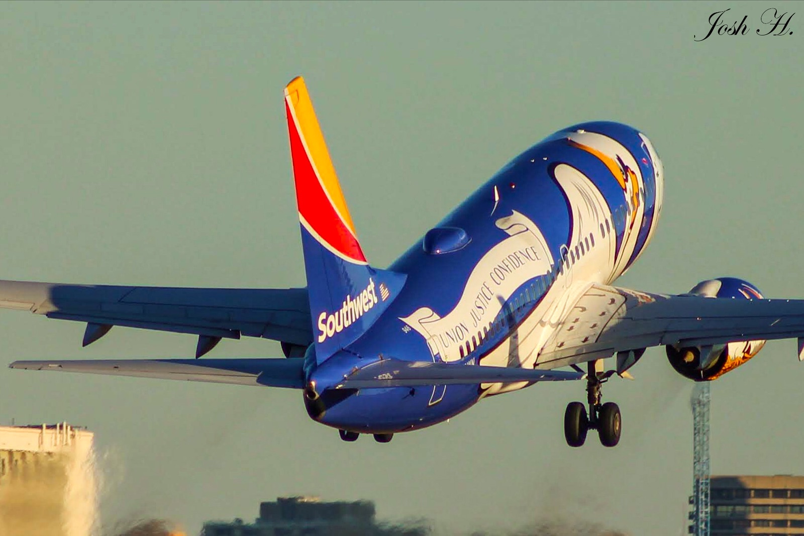 Full size: Southwest Airlines Boeing 737-700 N946WN at Dallas Love Field Airport