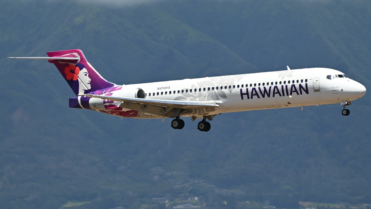Full size: Hawaiian Airlines Boeing 717-200 N494HA at Kahului Airport