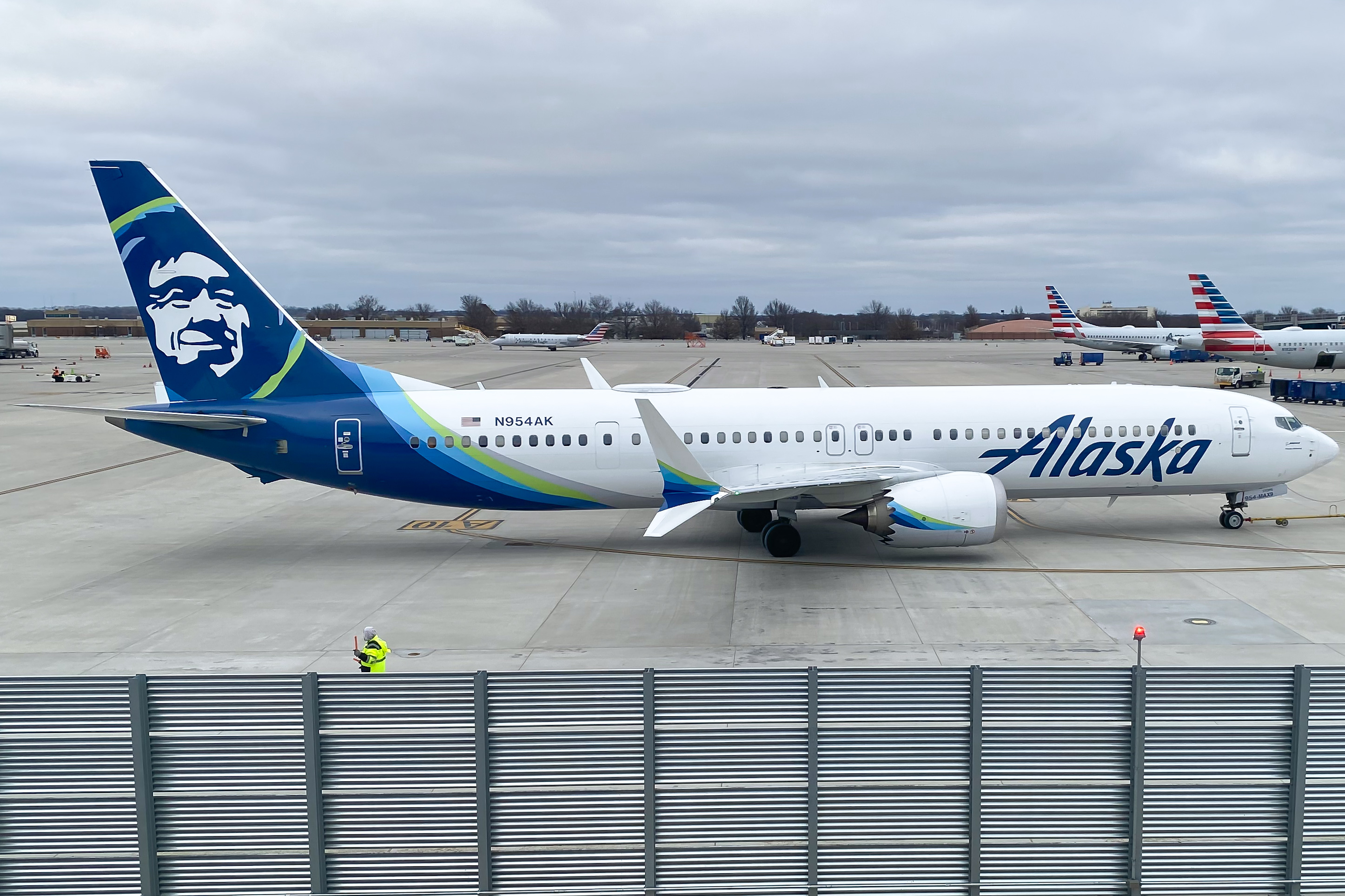 Full size: Alaska Airlines Boeing 737 MAX 9 N954AK at Kansas City International Airport