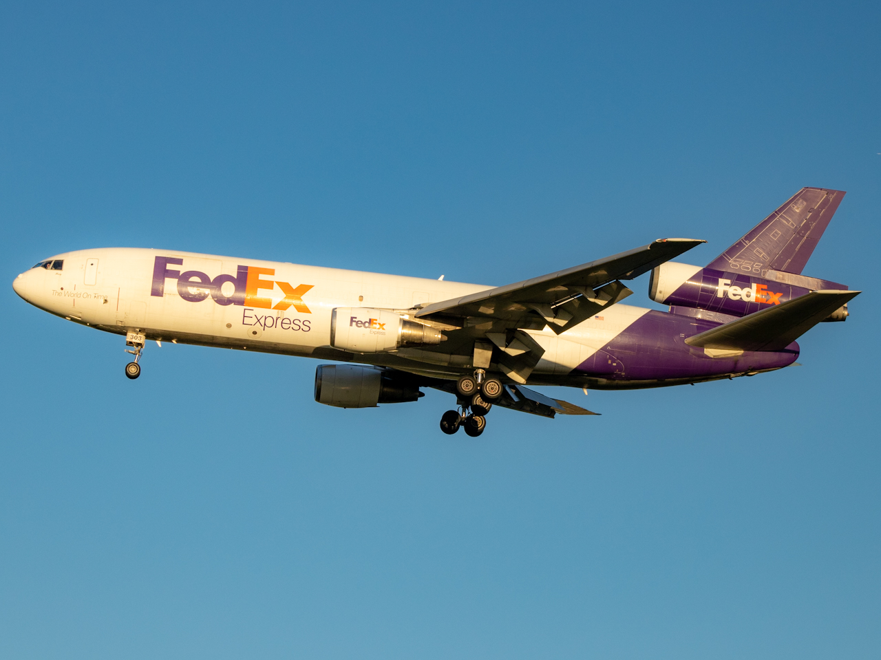 Full size: FedEx McDonnell Douglas DC-10F N303FE at Orlando International Airport