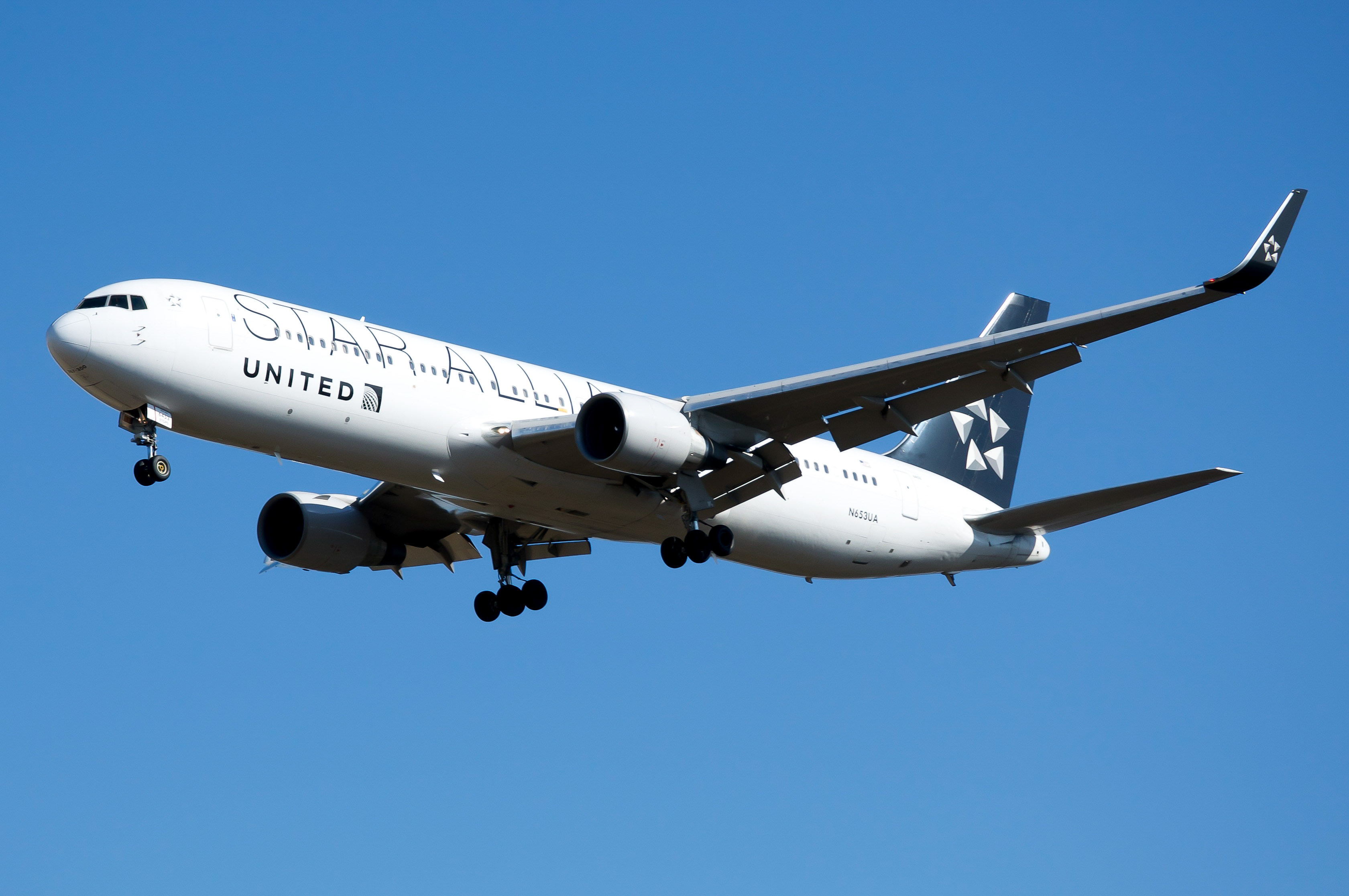 Full size: United Airlines Boeing 767-300 N653UA at Washington Dulles International Airport