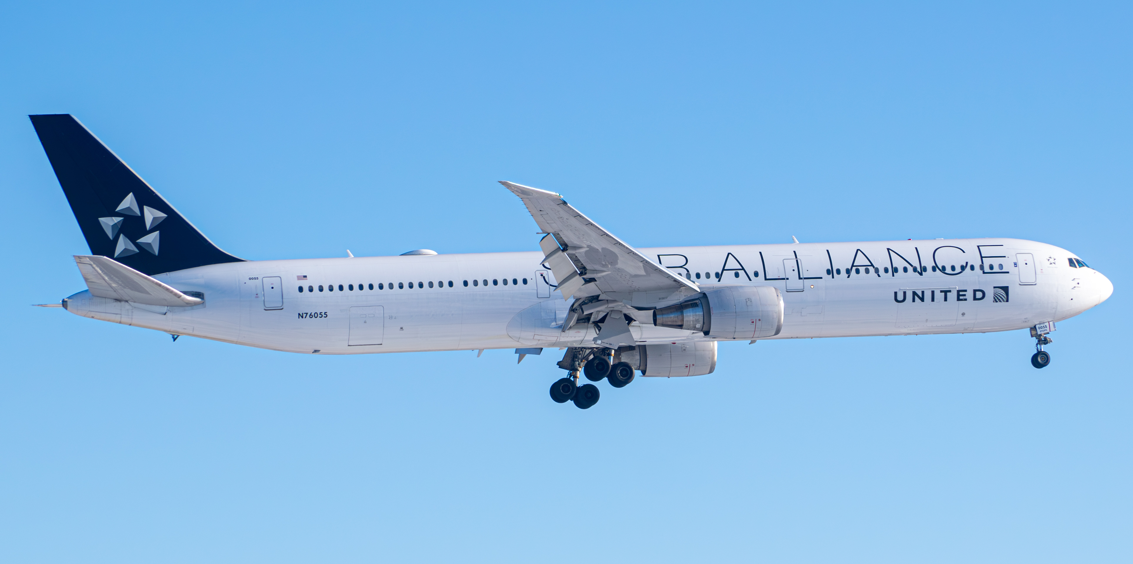 Full size: United Airlines Boeing 767-400ER N76055 at Newark Liberty International Airport