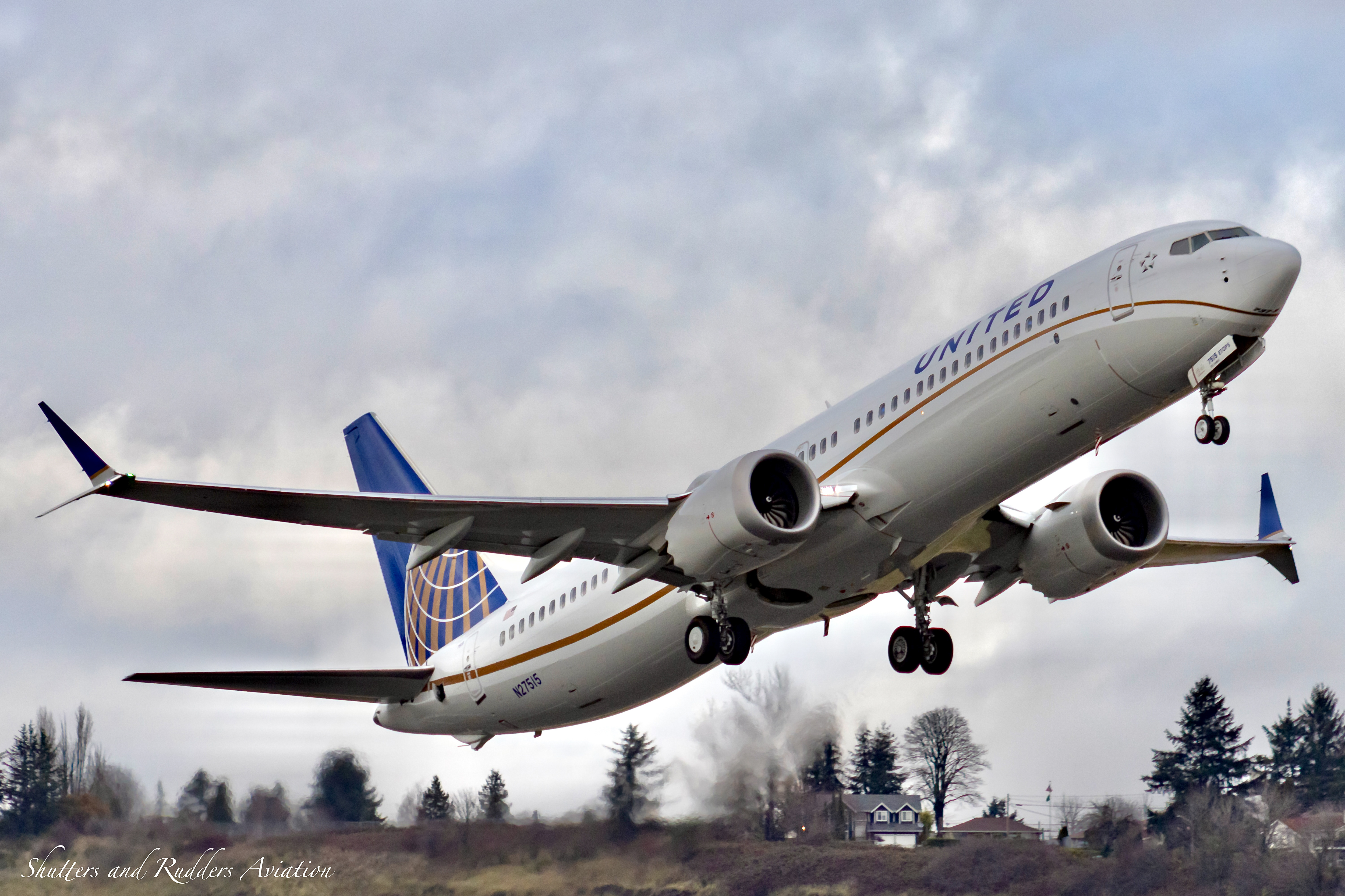 Full size: United Airlines Boeing 737 MAX 9 N27515 at Boeing Field/King County International Airport