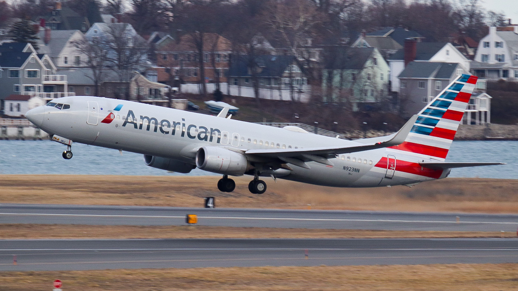 Full size: American Airlines Boeing 737-800 N923NN at General Edward Lawrence Logan International Airport