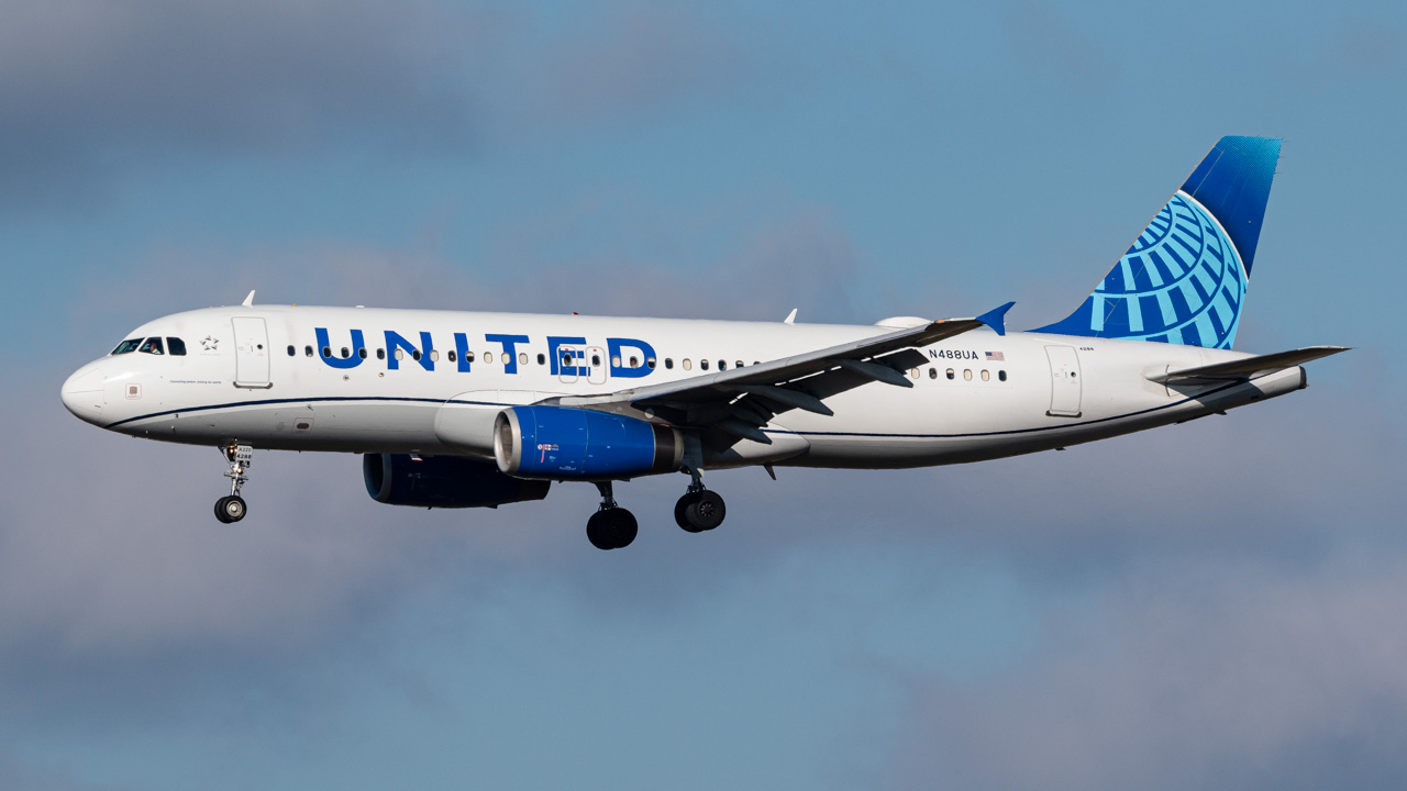 Full size: United Airlines Airbus A320 N488UA at Hartsfield-Jackson Atlanta International Airport