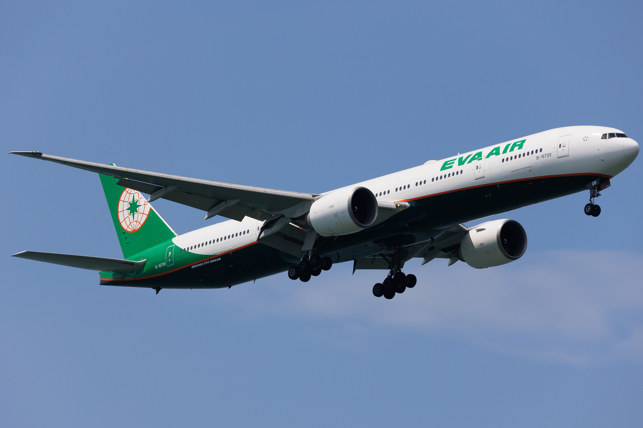 Full size: EVA Air Boeing 777-300ER B-16709 at Singapore-Changi Airport