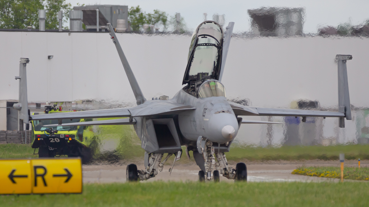 Full size: US Navy Boeing F/A-18E/F Super Hornet 166617 at James M Cox Dayton International Airport
