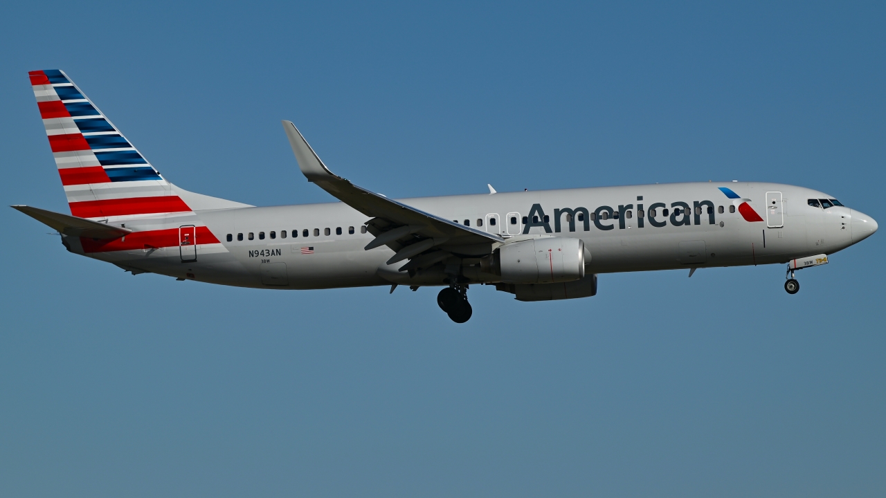 Full size: American Airlines Boeing 737-800 N943AN at Dallas-Fort Worth International Airport